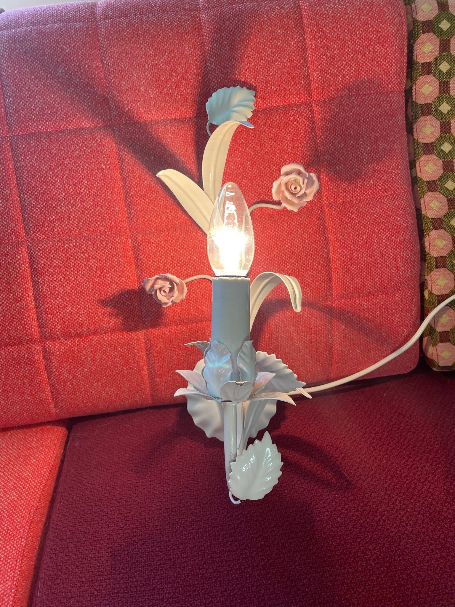 Italiensk Florentinsk vägglampa | Handmålad tole | Blommotiv | 1970-tal | Hollyw
