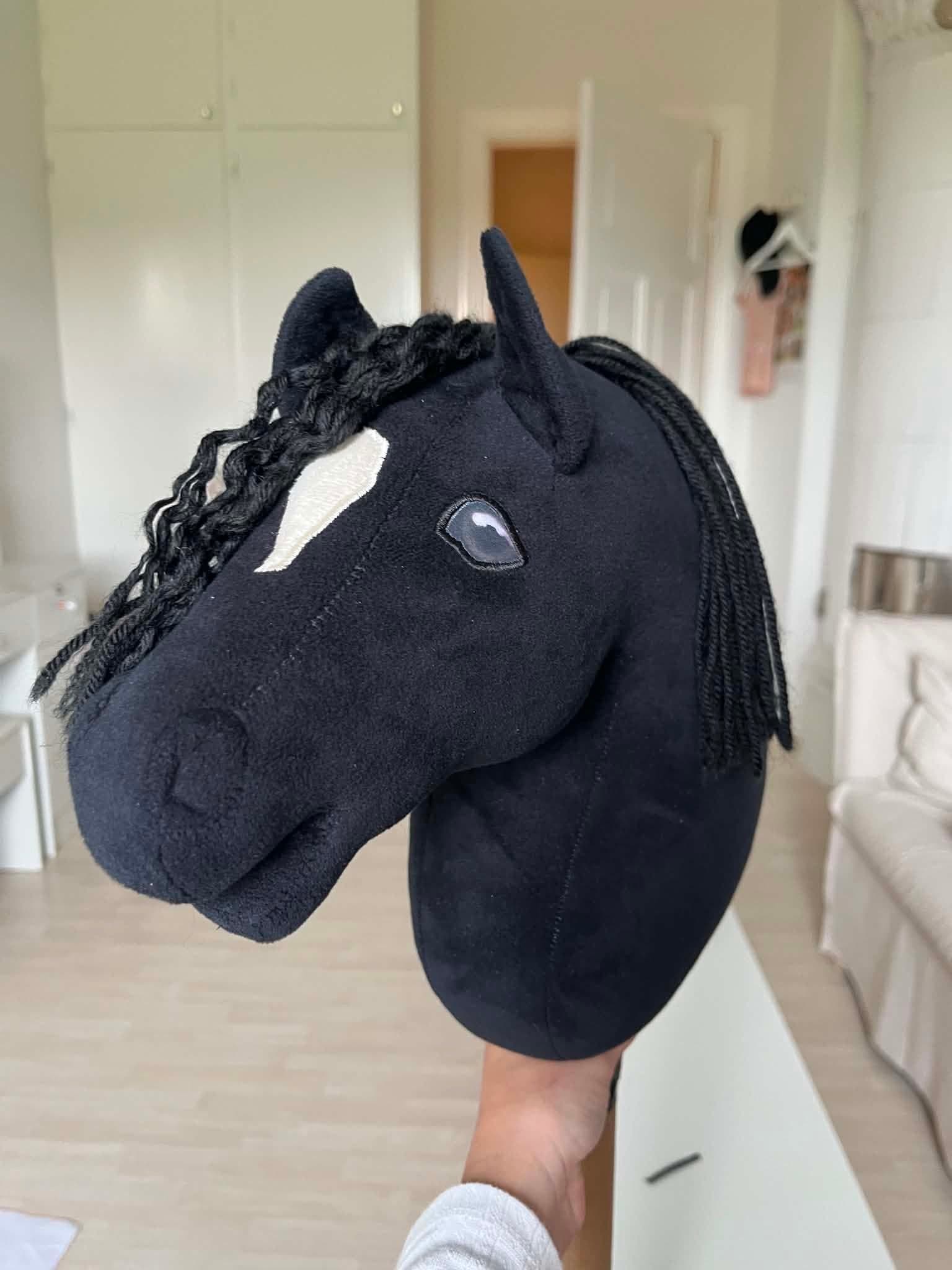 Käpphäst Cheval Roi svart med vit bläs