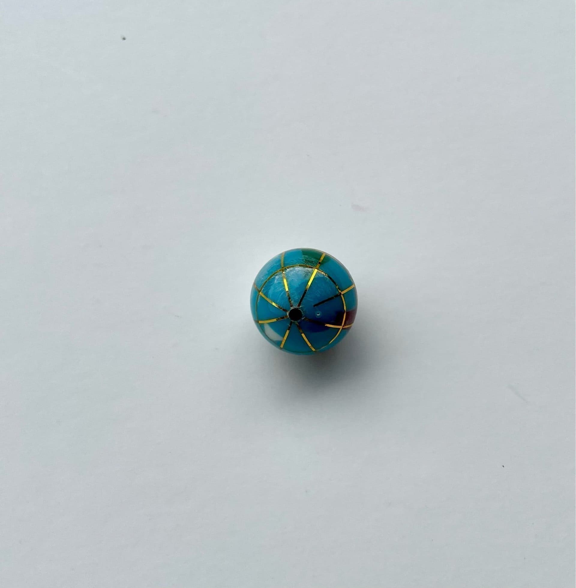 Glaspärla, jordglob med varje kontinent med ädelsten15 mm