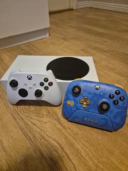 Xbox Series S med två handkontroller