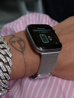 Apple Watch Series 4 44mm Aluminium med Milanese Loop-armband