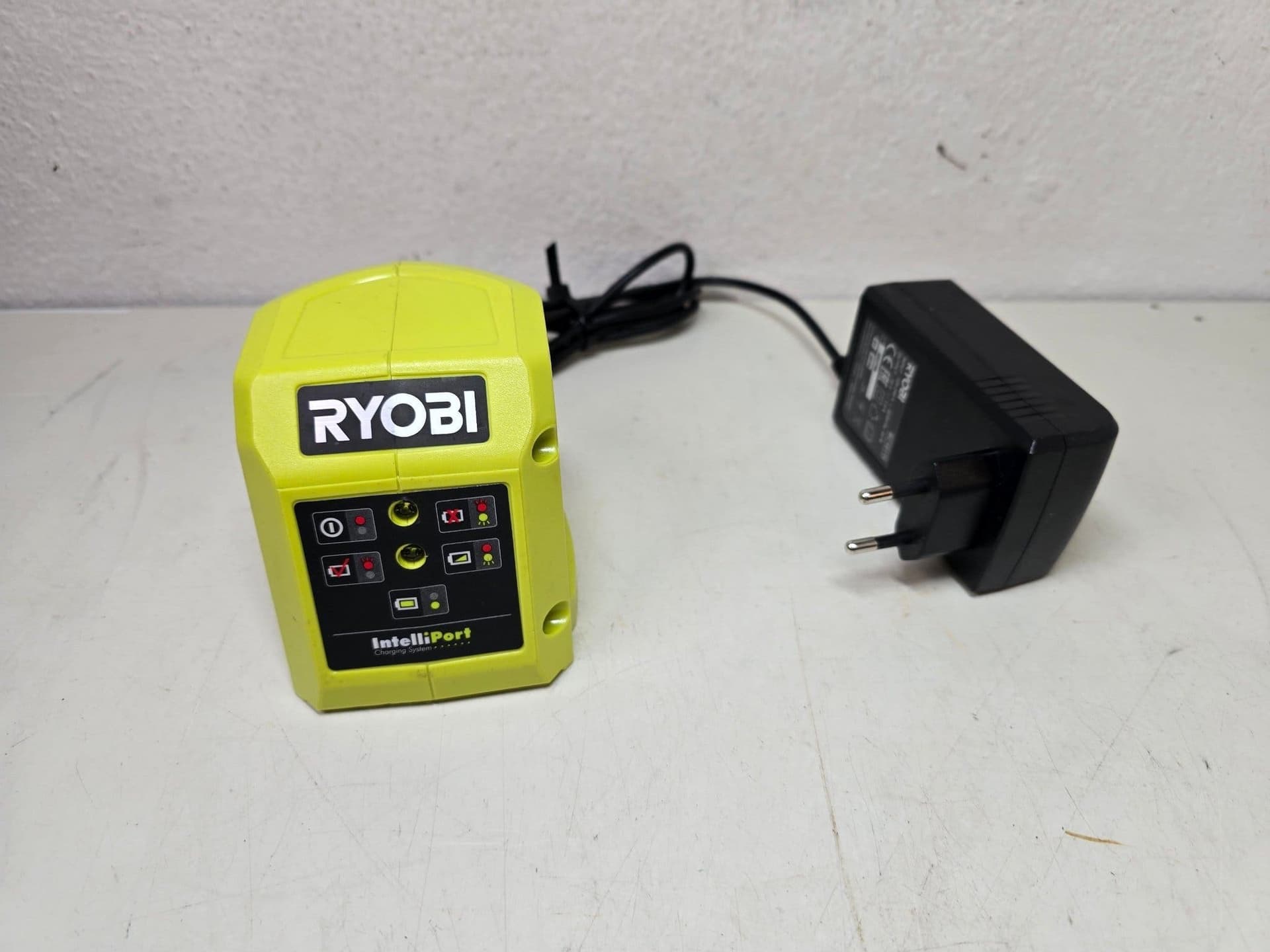 Ryobi 18V IntelliPort Batteriladdare RC18115