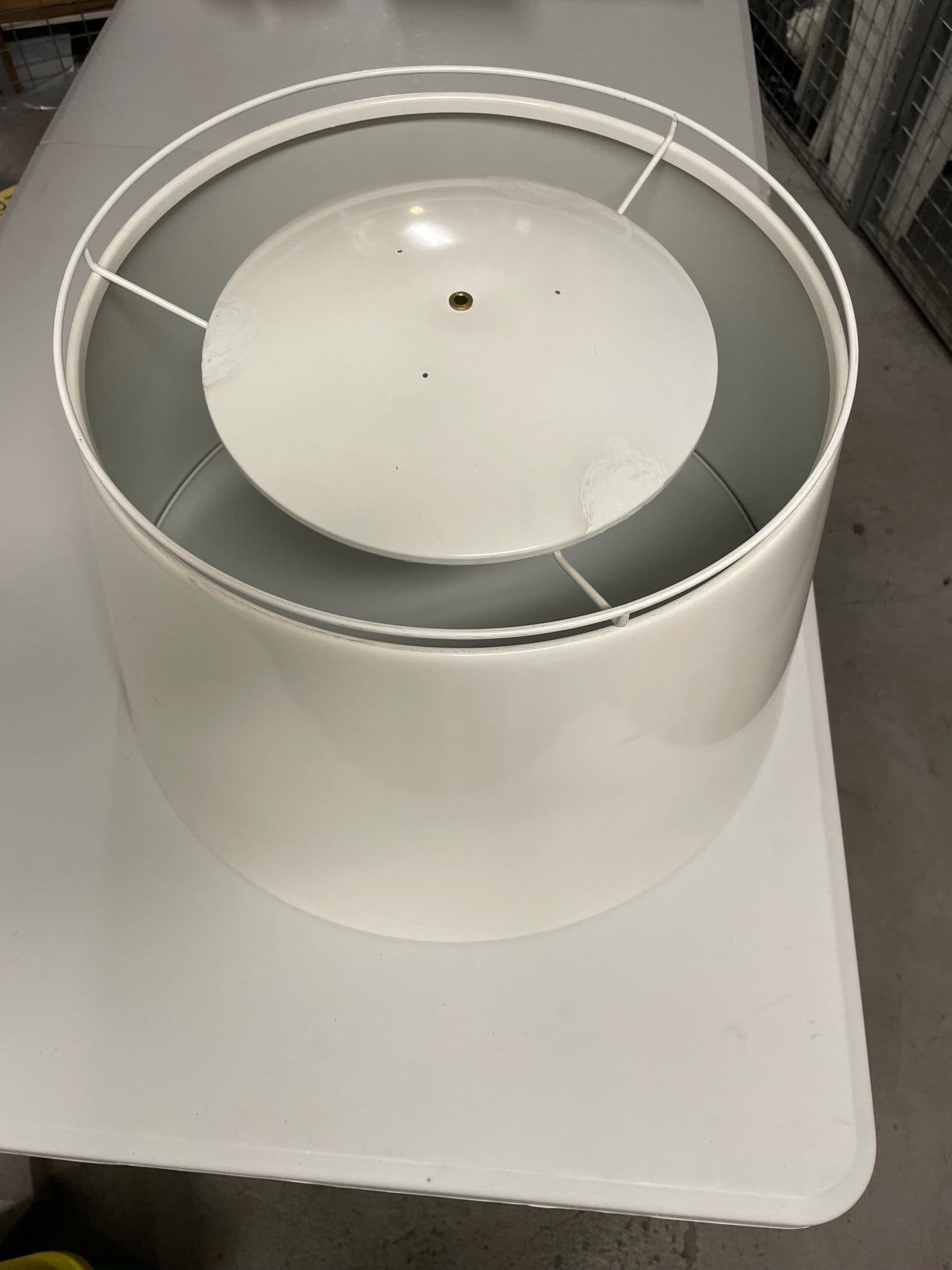 Stor Lampskärm i vit emaljerad plåt D 45-50 cm H 35 cm