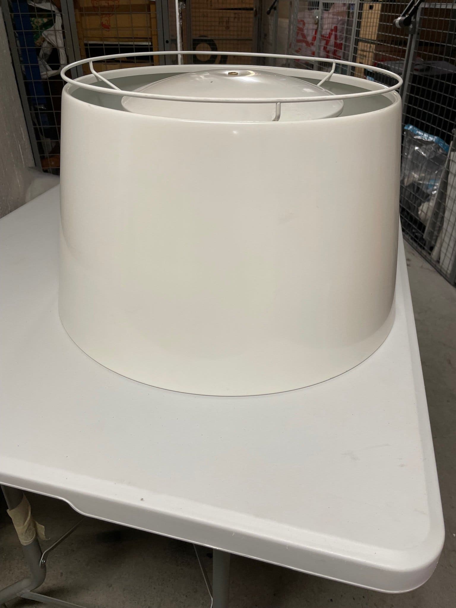 Stor Lampskärm i vit emaljerad plåt D 45-50 cm H 35 cm