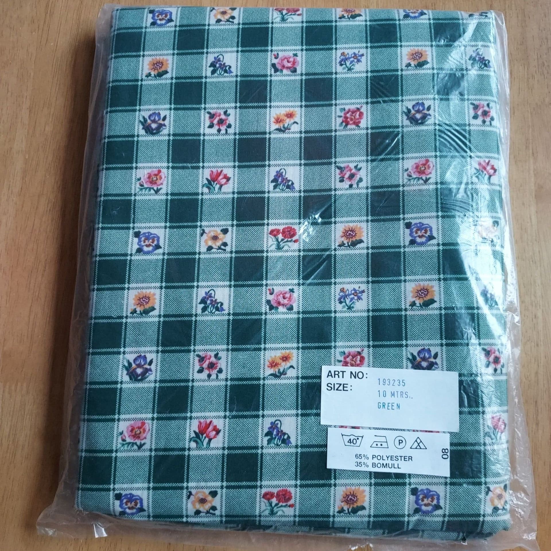 Rutigt tyg+blommor, 10×1,96 m, 65% polyester/35% bomull, OANVÄNT