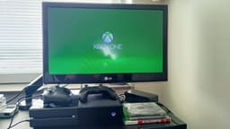 Xbox One med två handkontroller och spel