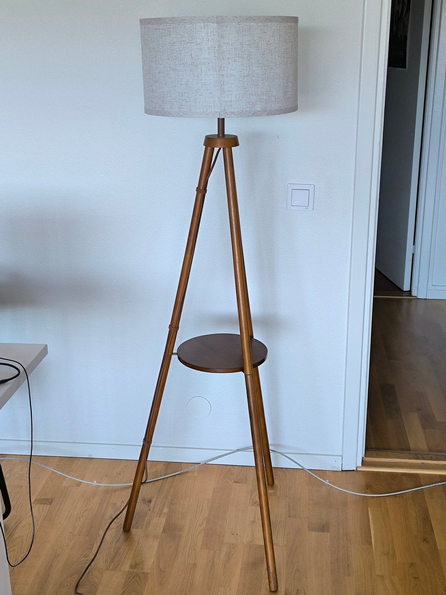 Golvlampa i trä med fjärrkontroll | Pick up