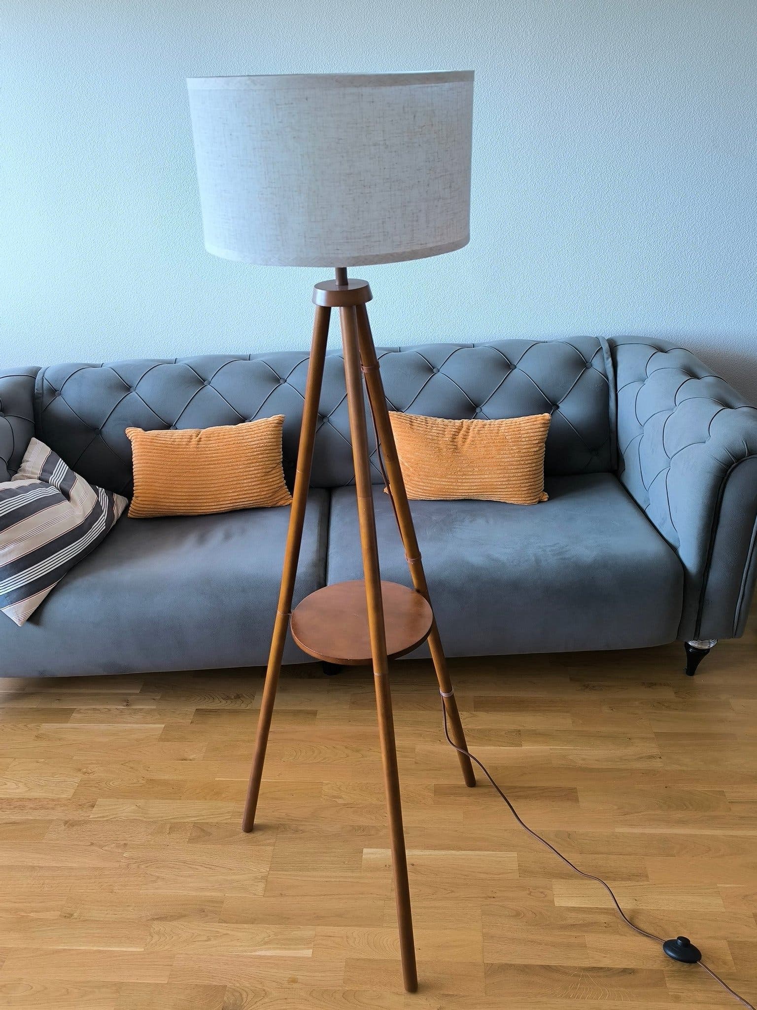 Golvlampa i trä med fjärrkontroll | Pick up