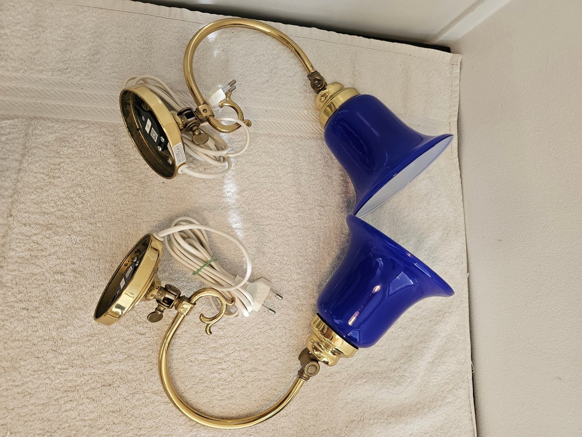 Par vägglampor i mässing med koboltblå glasskärmar – "ESSE"
