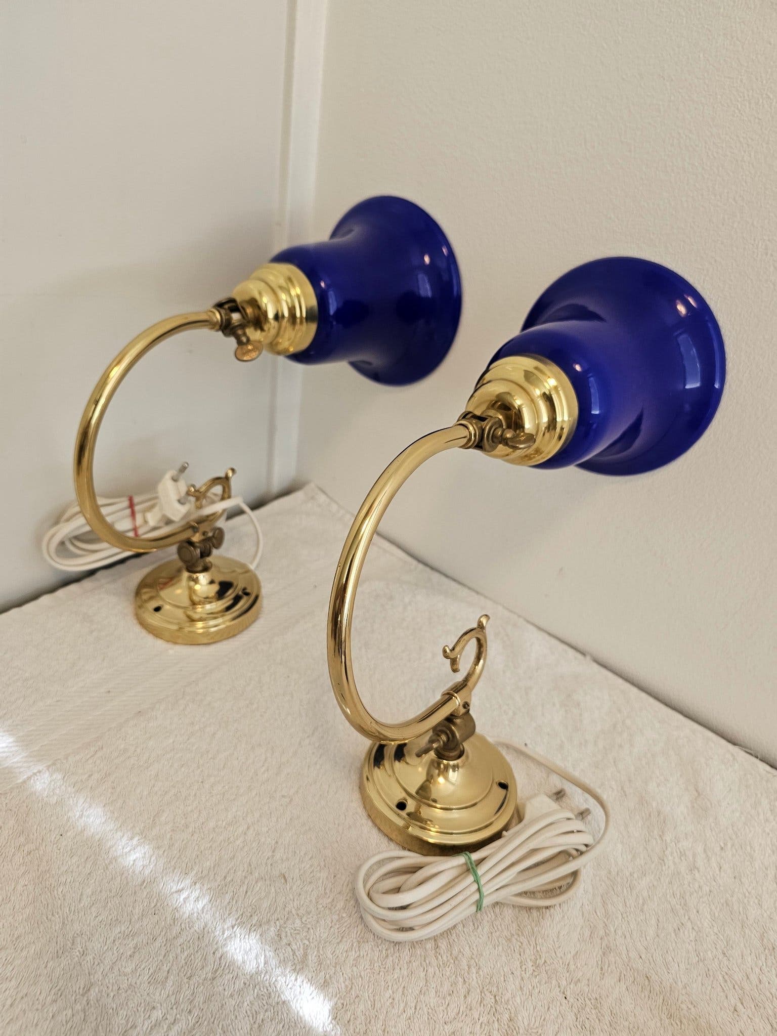 Par vägglampor i mässing med koboltblå glasskärmar – "ESSE"