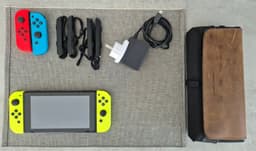 Nintendo Switch med två par Joy-Cons och fodral