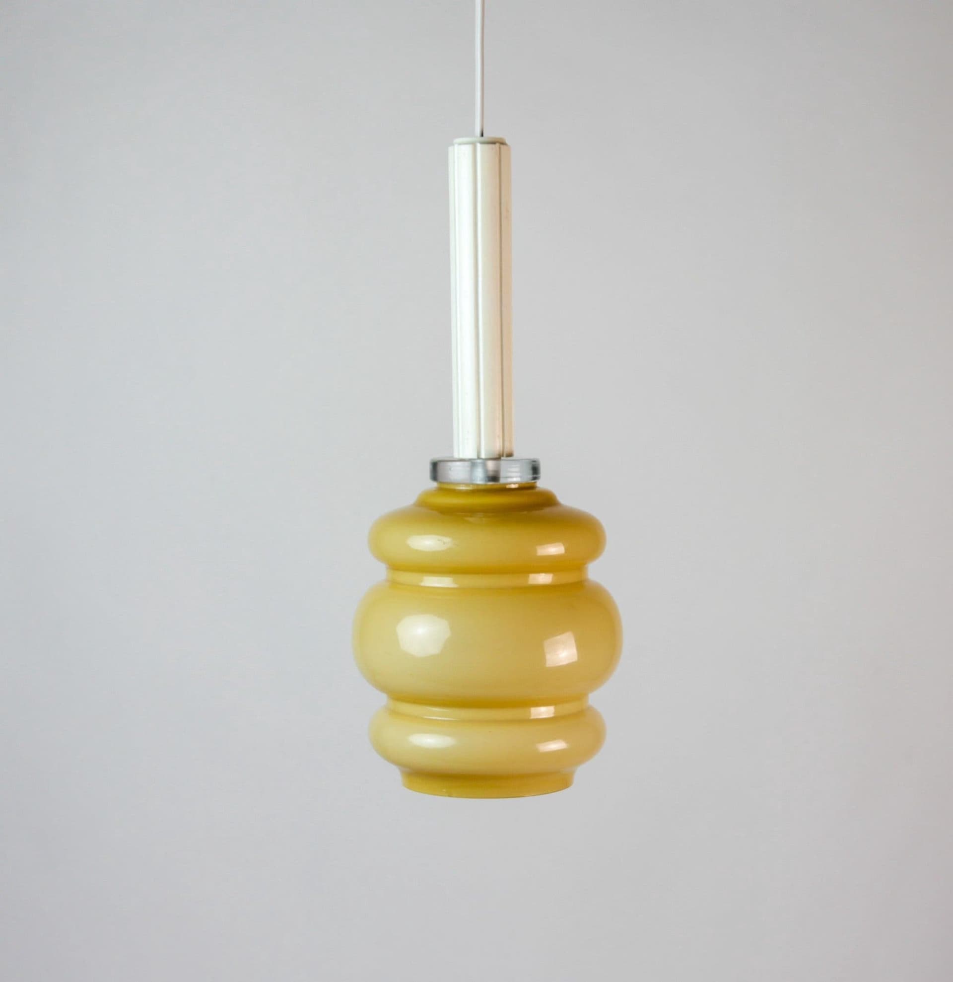 Retro takpendel i cremegult glas – 1960-tal