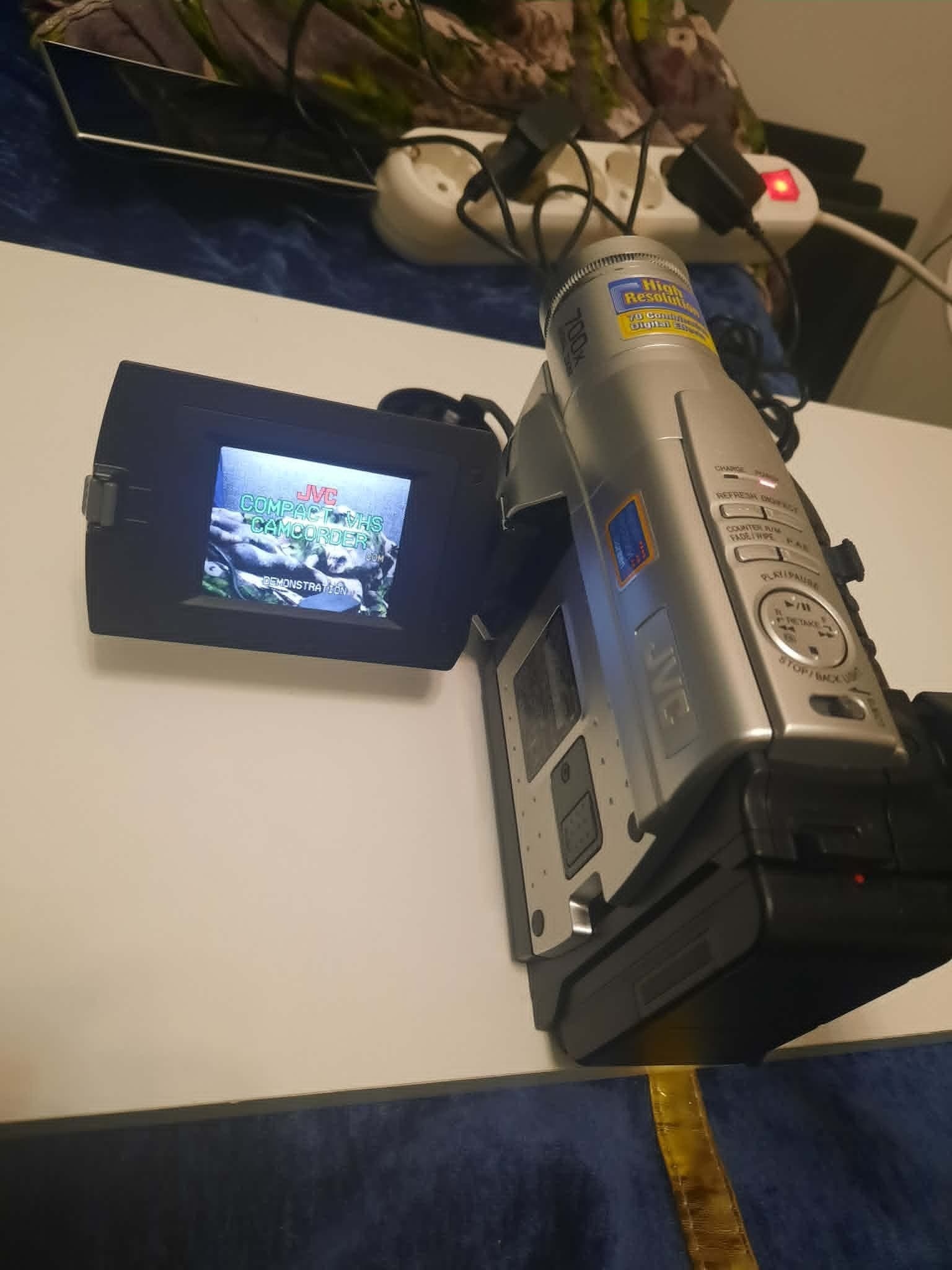JVC Compact VHS Videokamera GR-FXM39E Laddaren saknas