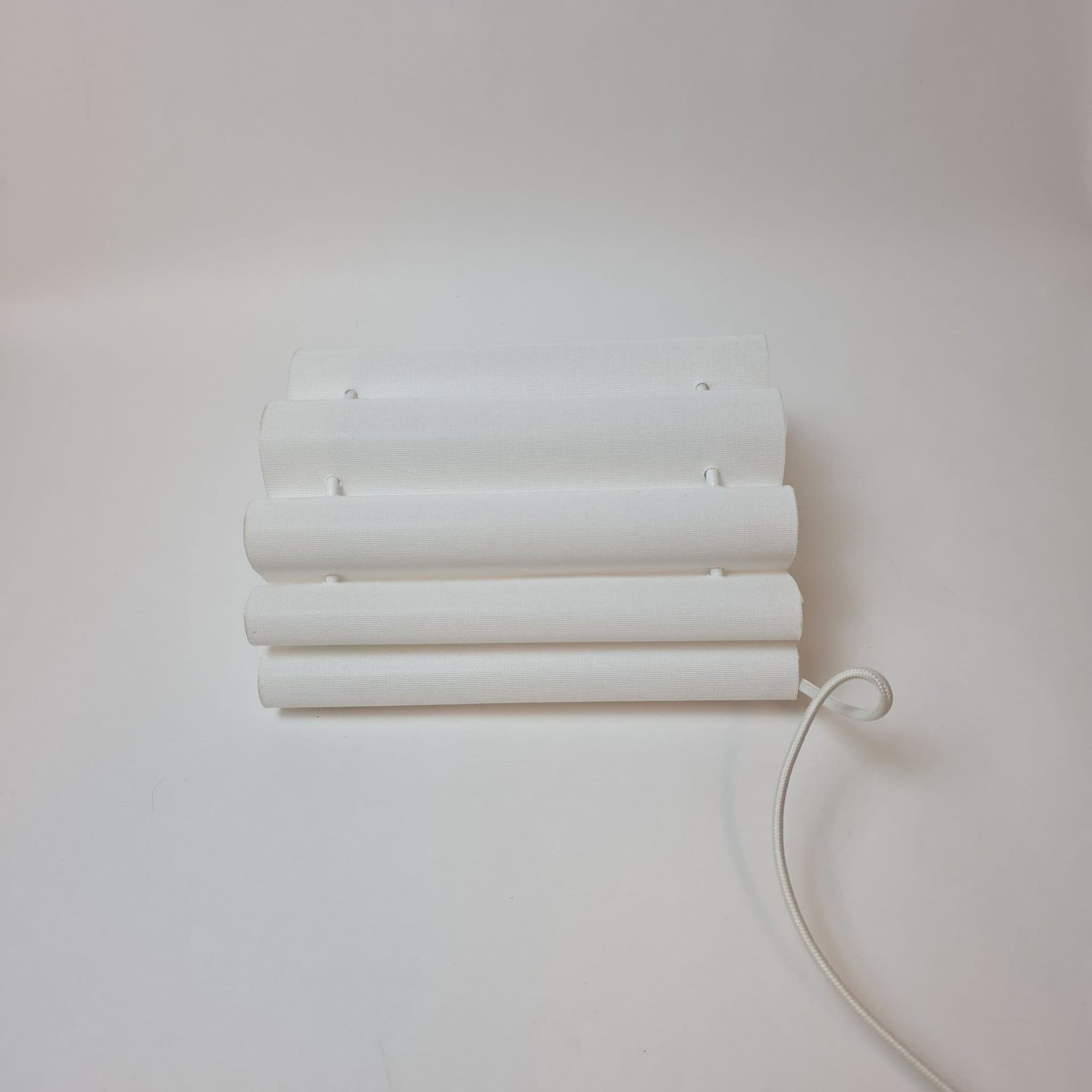 Vägglampa i vit textil