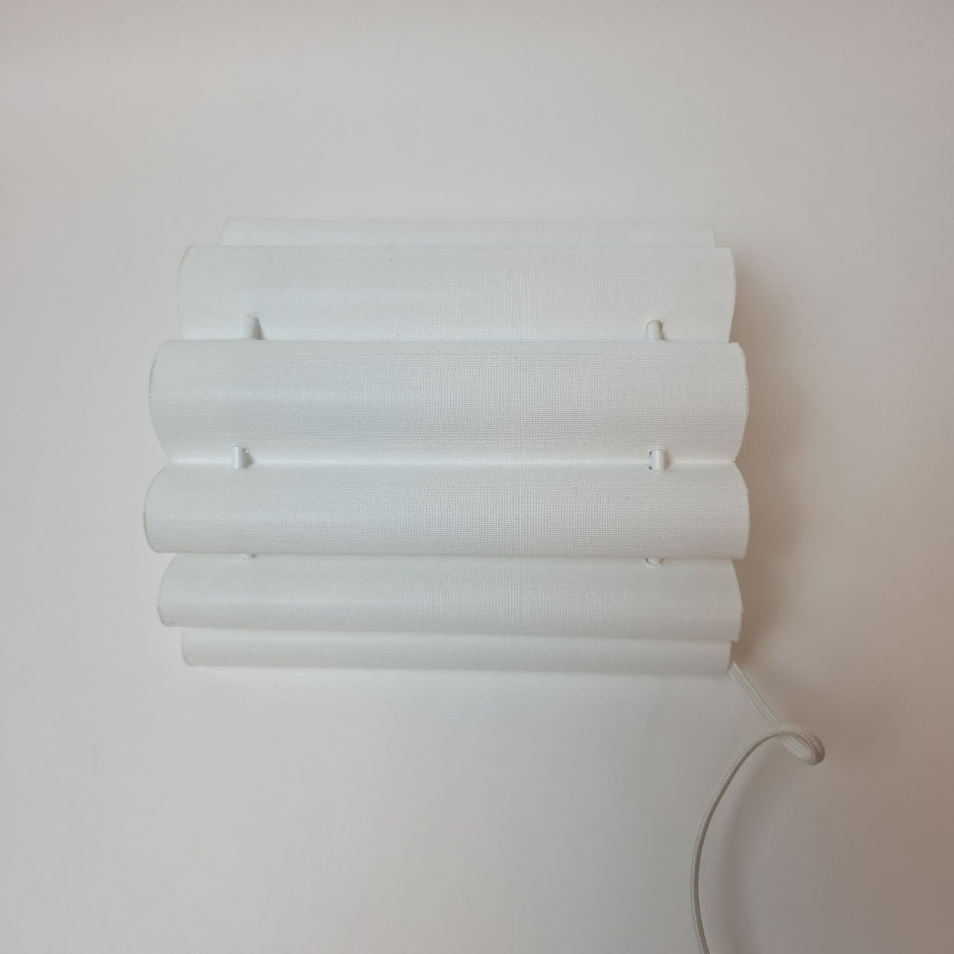 Vägglampa i vit textil