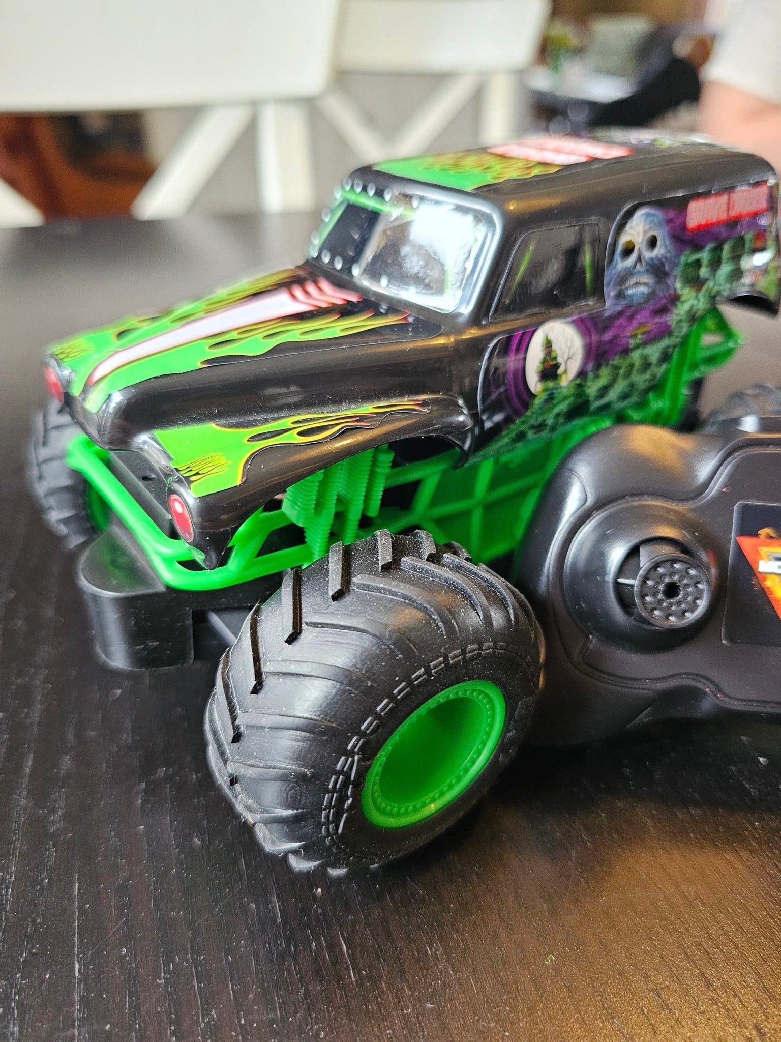 Radiostyrd monstertruck Gravedigger