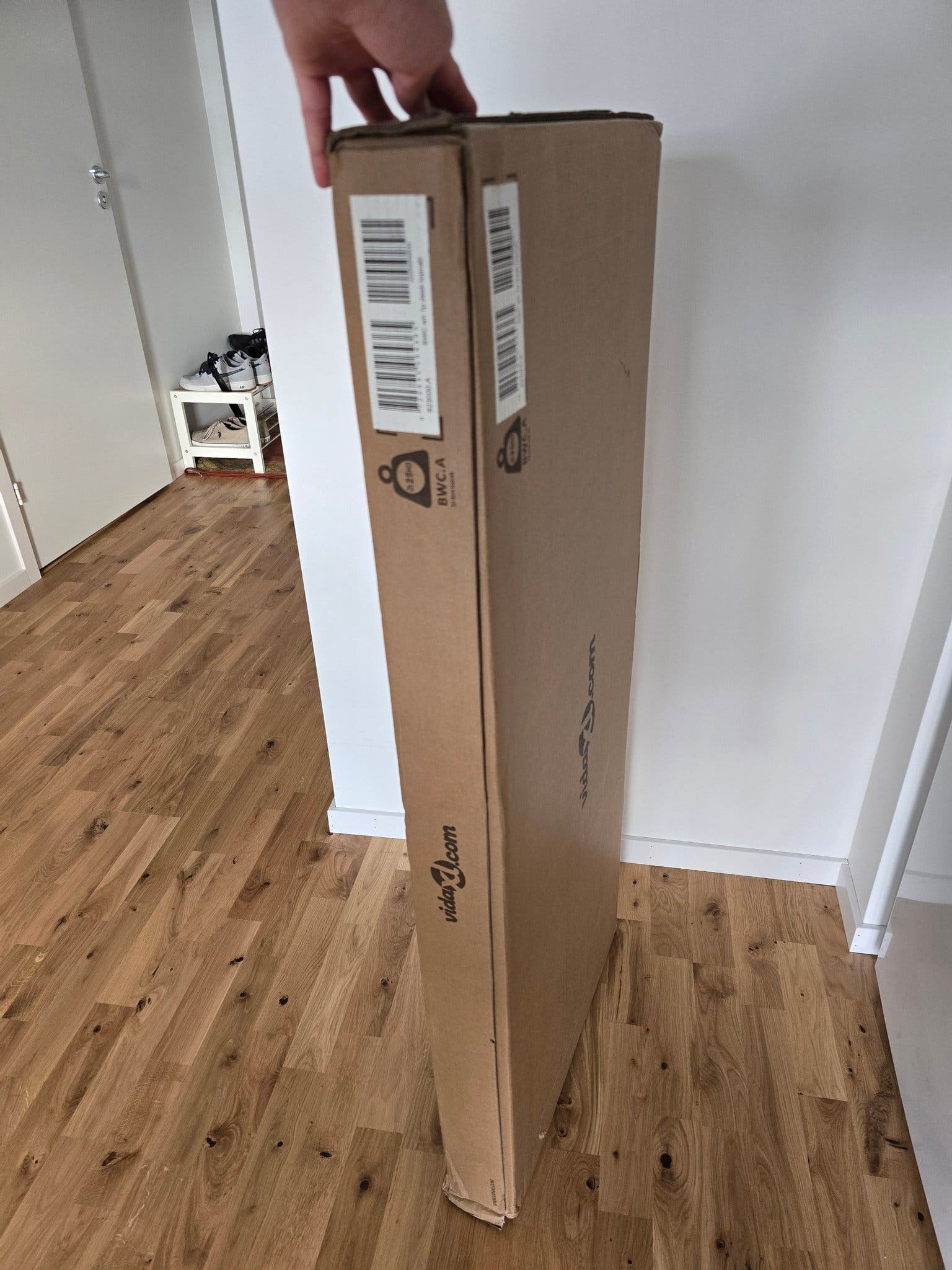 Vit skrivbord med hylla