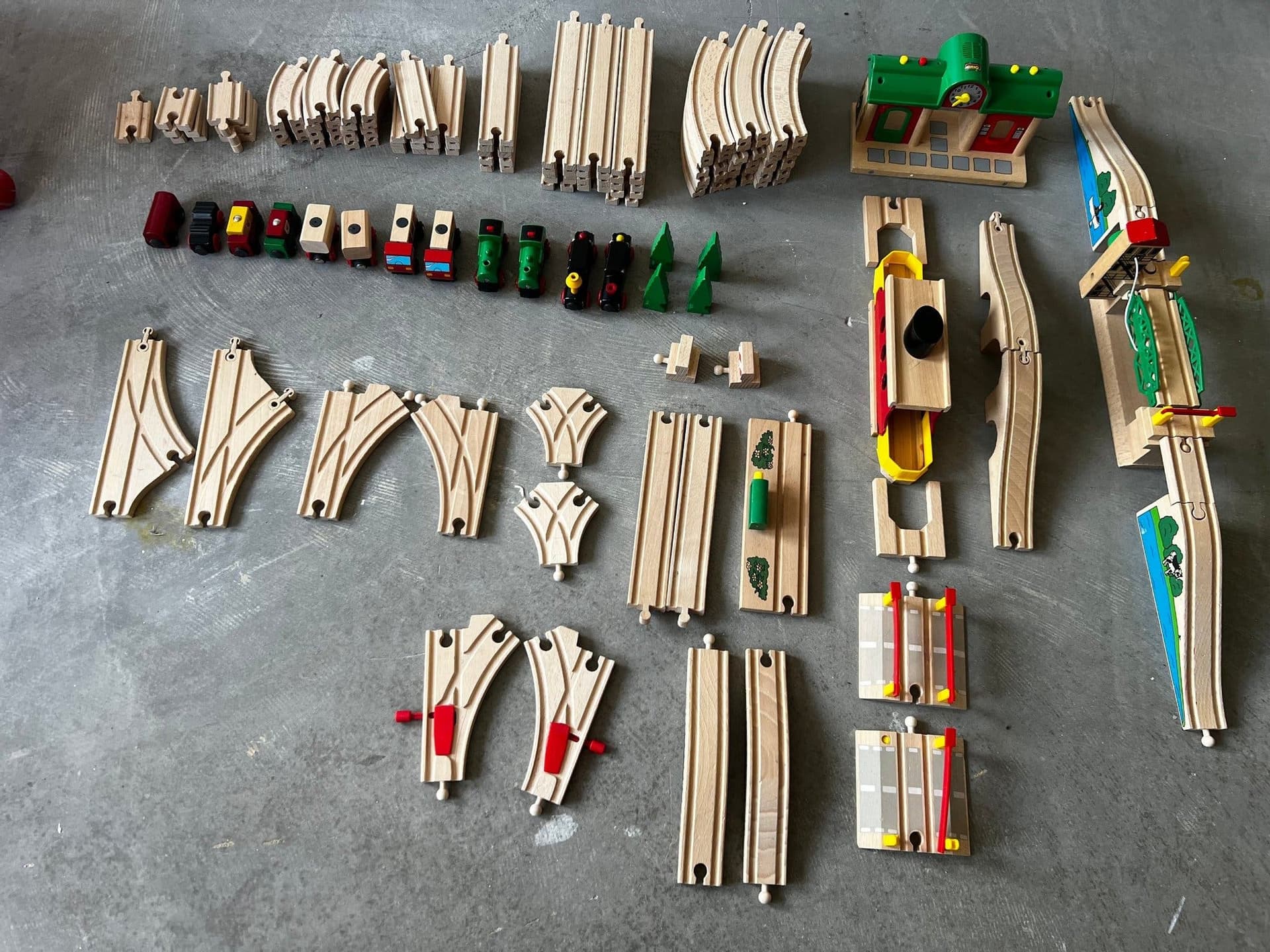 STORT Premium BRIO Trätågset – 4 El/Ljud-lok, Centralstation, Klaffbro & Färja!
