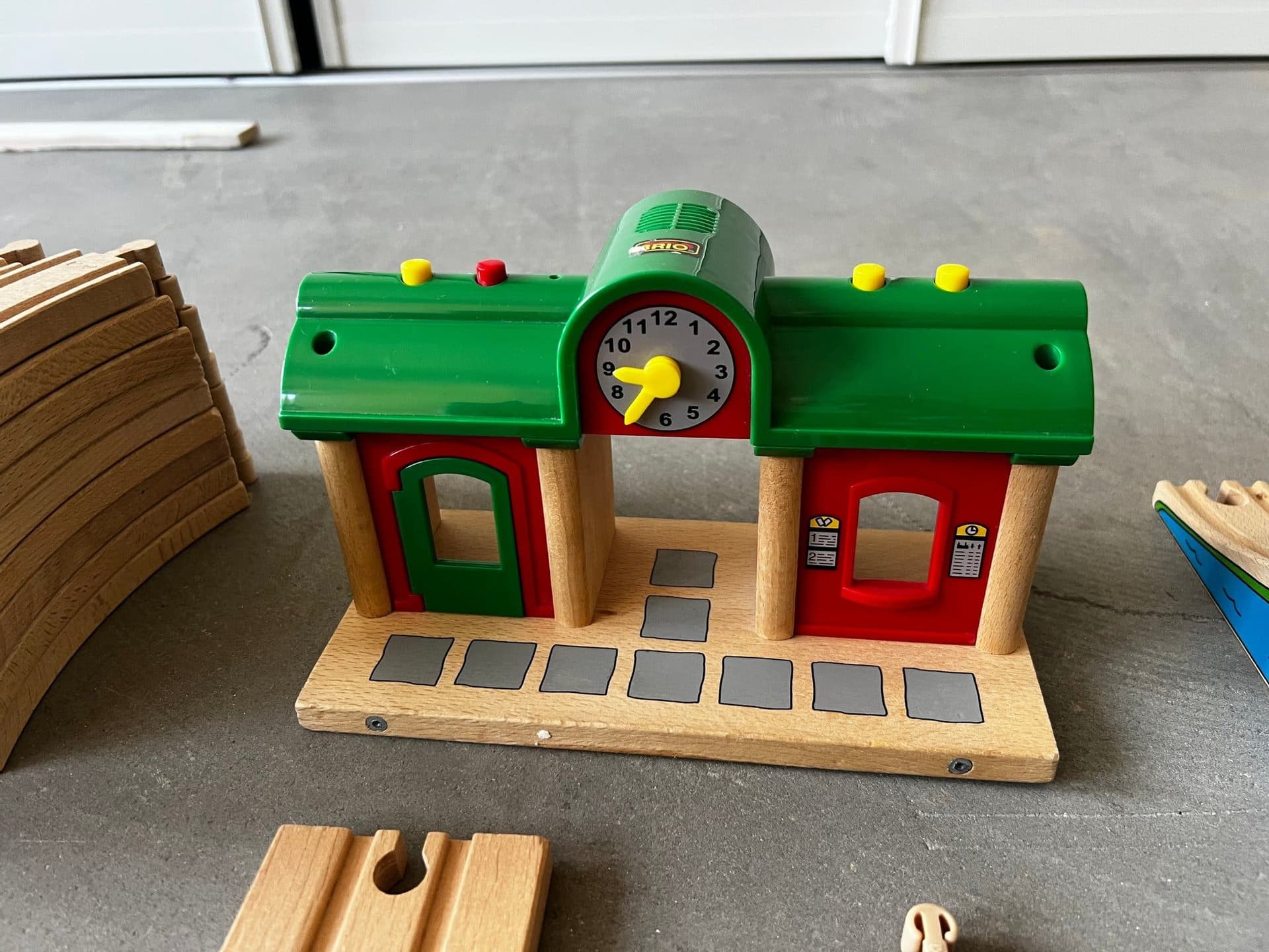 STORT Premium BRIO Trätågset – 4 El/Ljud-lok, Centralstation, Klaffbro & Färja!