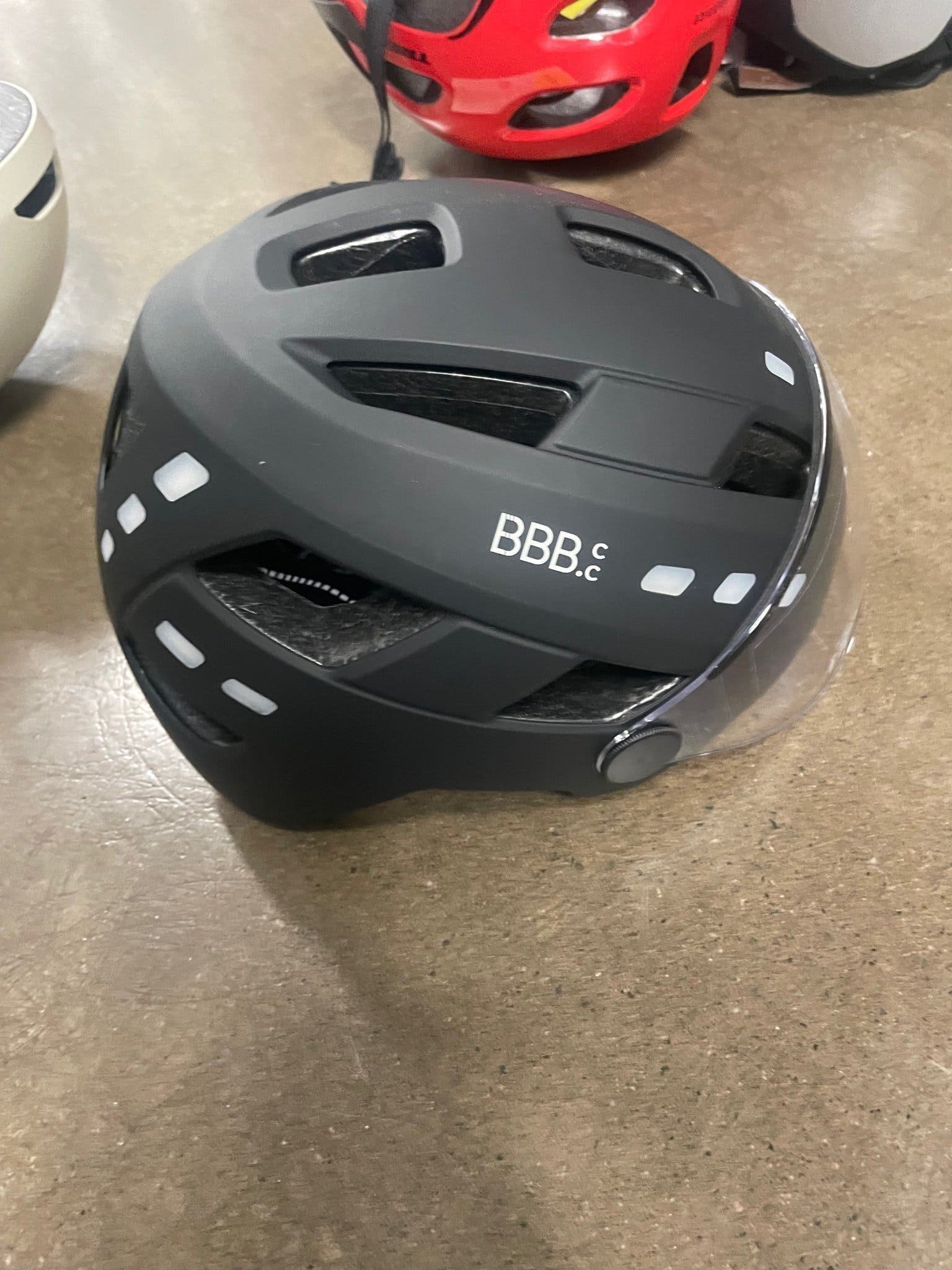 Säljes: BBB-cykelhjälm med visir – HELT NY storlek M