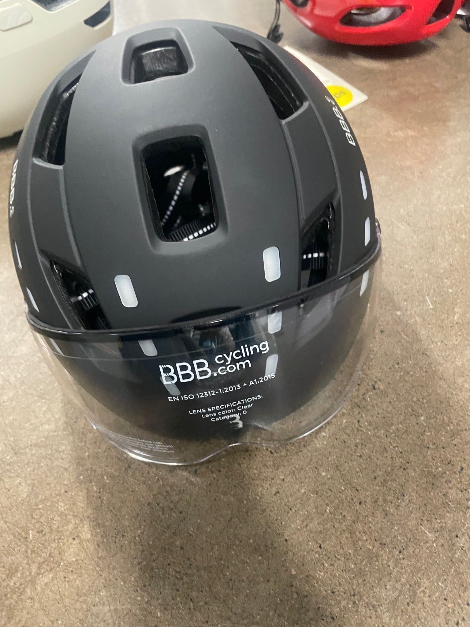 Säljes: BBB-cykelhjälm med visir – HELT NY storlek M