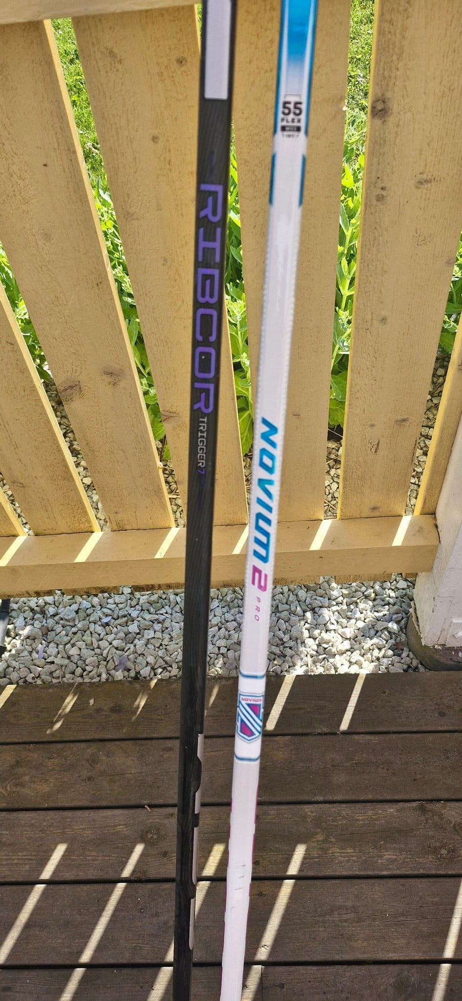 Hockeyklubbor CCM Ribcor Trigger 7 Pro och Warrior Novium 2 Pro