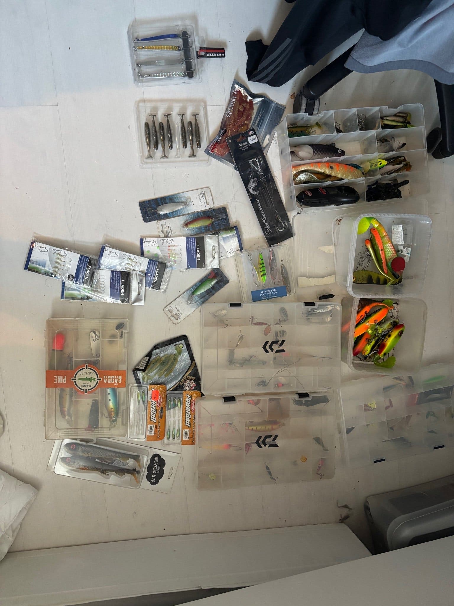 Stort fiskepaket med fiskeväska: Daiwa, Westin, Savage Gear m.m.