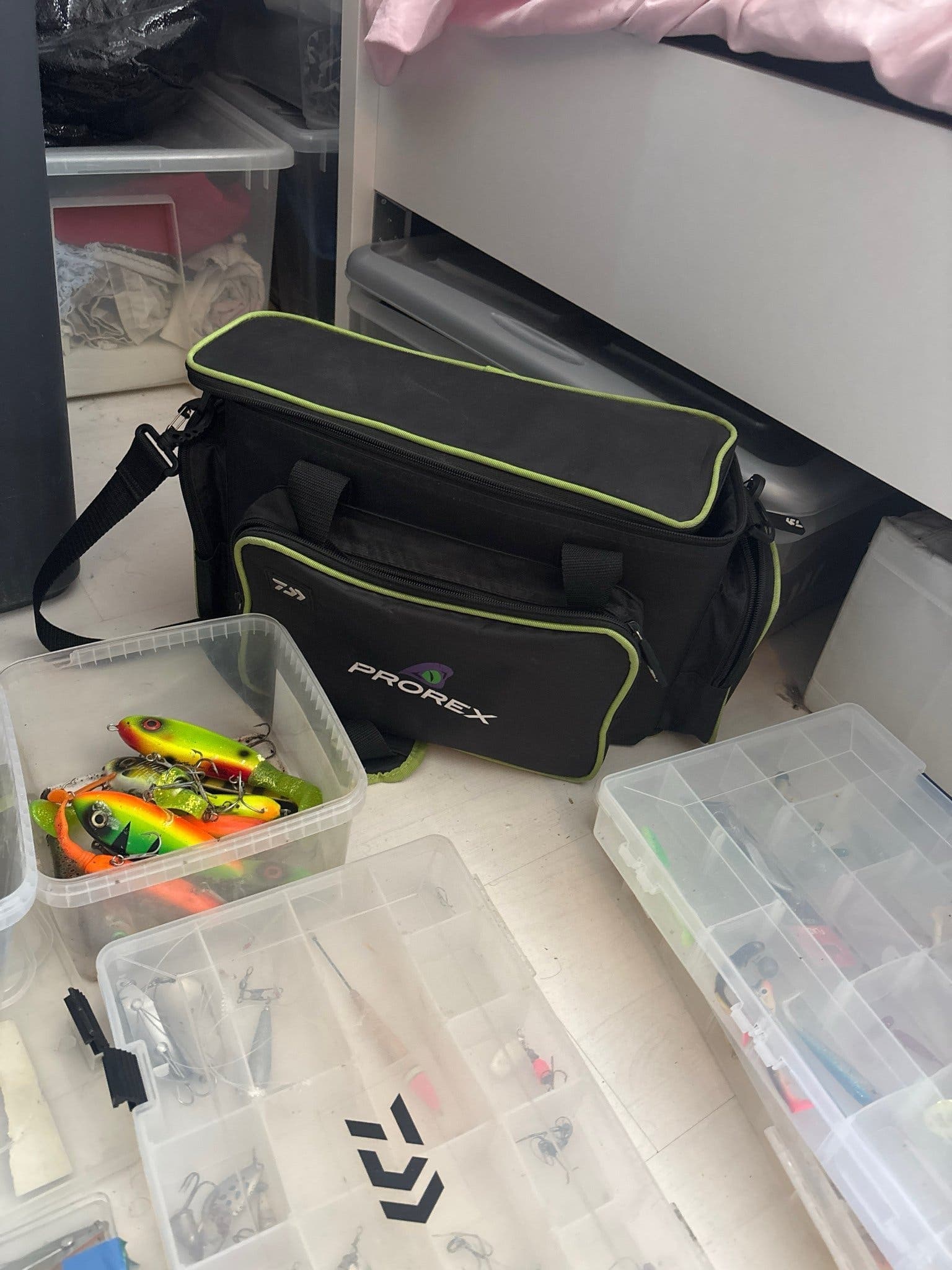 Stort fiskepaket med fiskeväska: Daiwa, Westin, Savage Gear m.m.