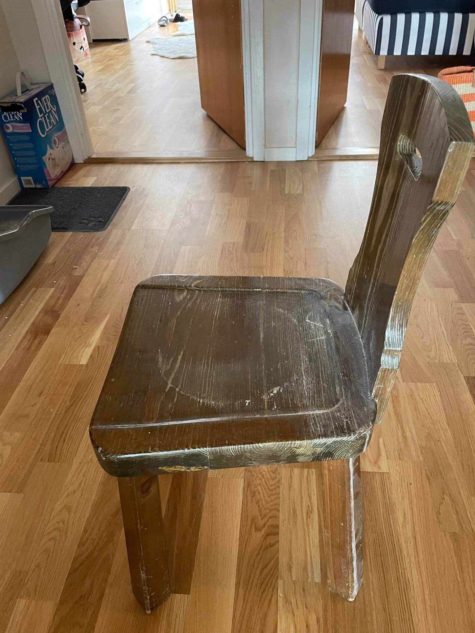 Antik Barnstol i Sportstugemodell från år 1926 inristad under, stadig välbevarad
