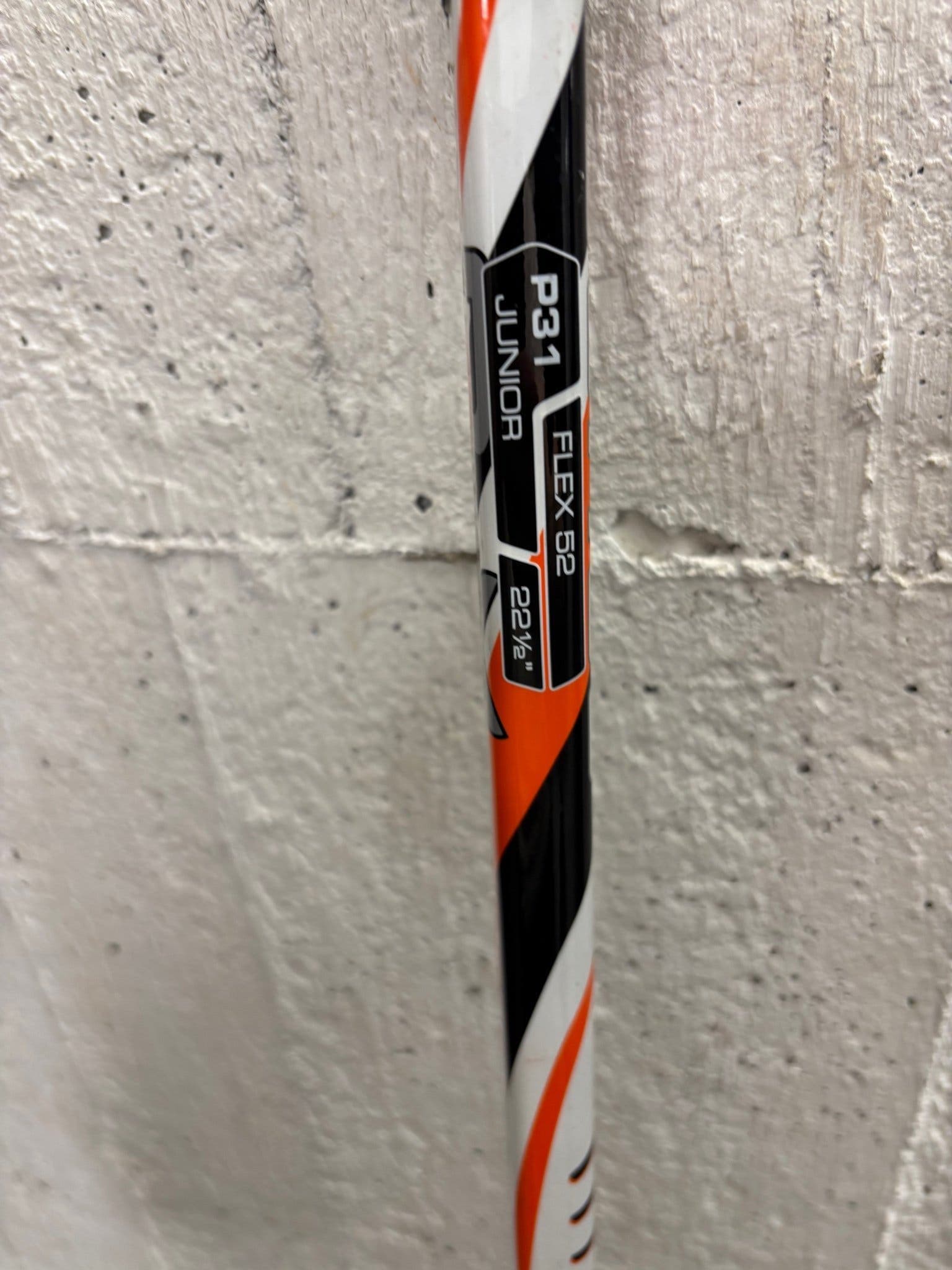 Två hockeyklubbor, Bauer och CCM