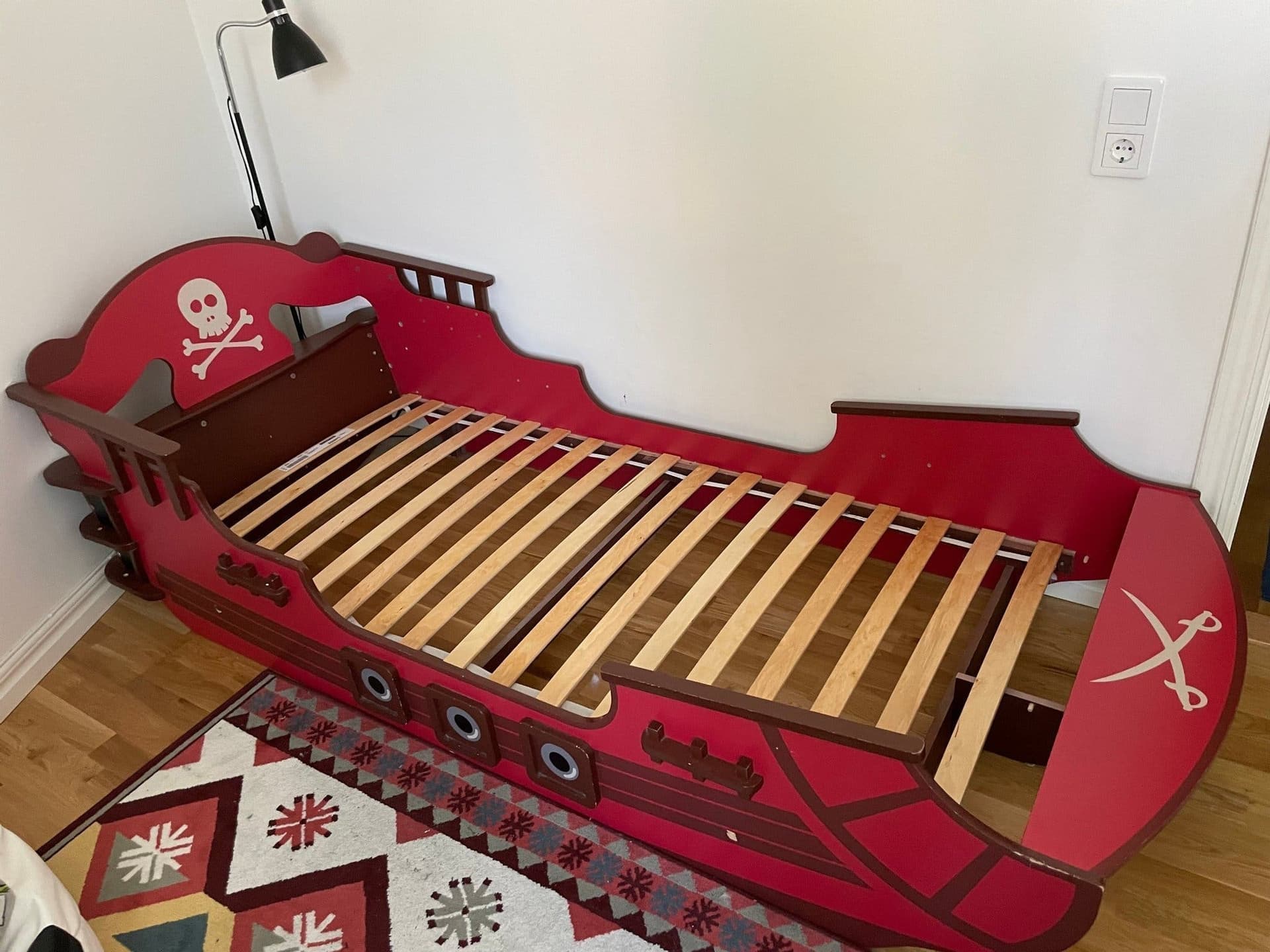 Säng Piratskepp 200x90 (LxB) inklusive IKEA madrasser bra nyskick