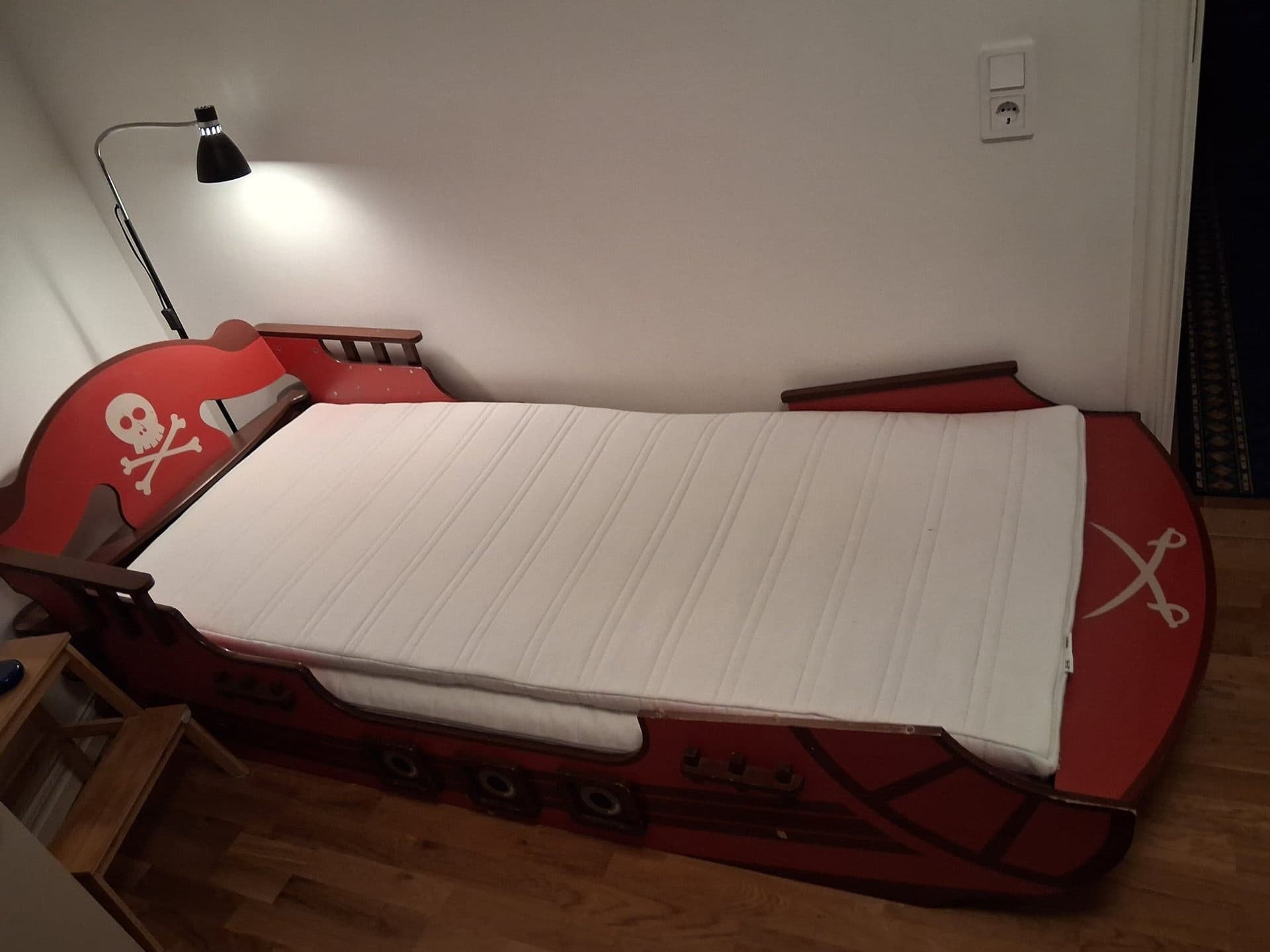 Säng Piratskepp 200x90 (LxB) inklusive IKEA madrasser bra nyskick