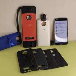 Motorola Moto Z2 Force-telefon med flera Moto Mods och tillbehör
