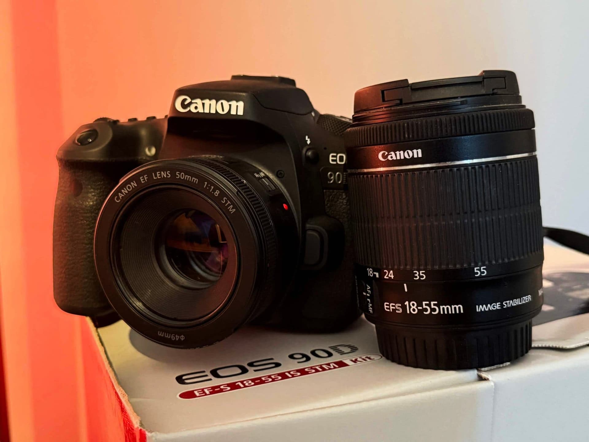 Canon EOS 90D + 18-55mm & 50mm objektiv + andra tillbehör