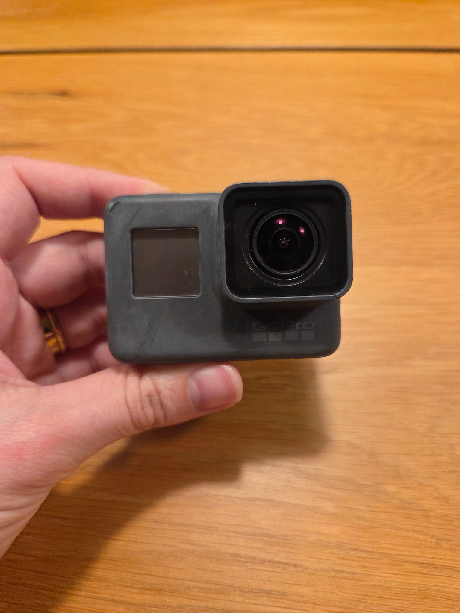 GoPro Hero 5 Black – Stort tillbehörskit, 2 batterier & väska! TESTAD