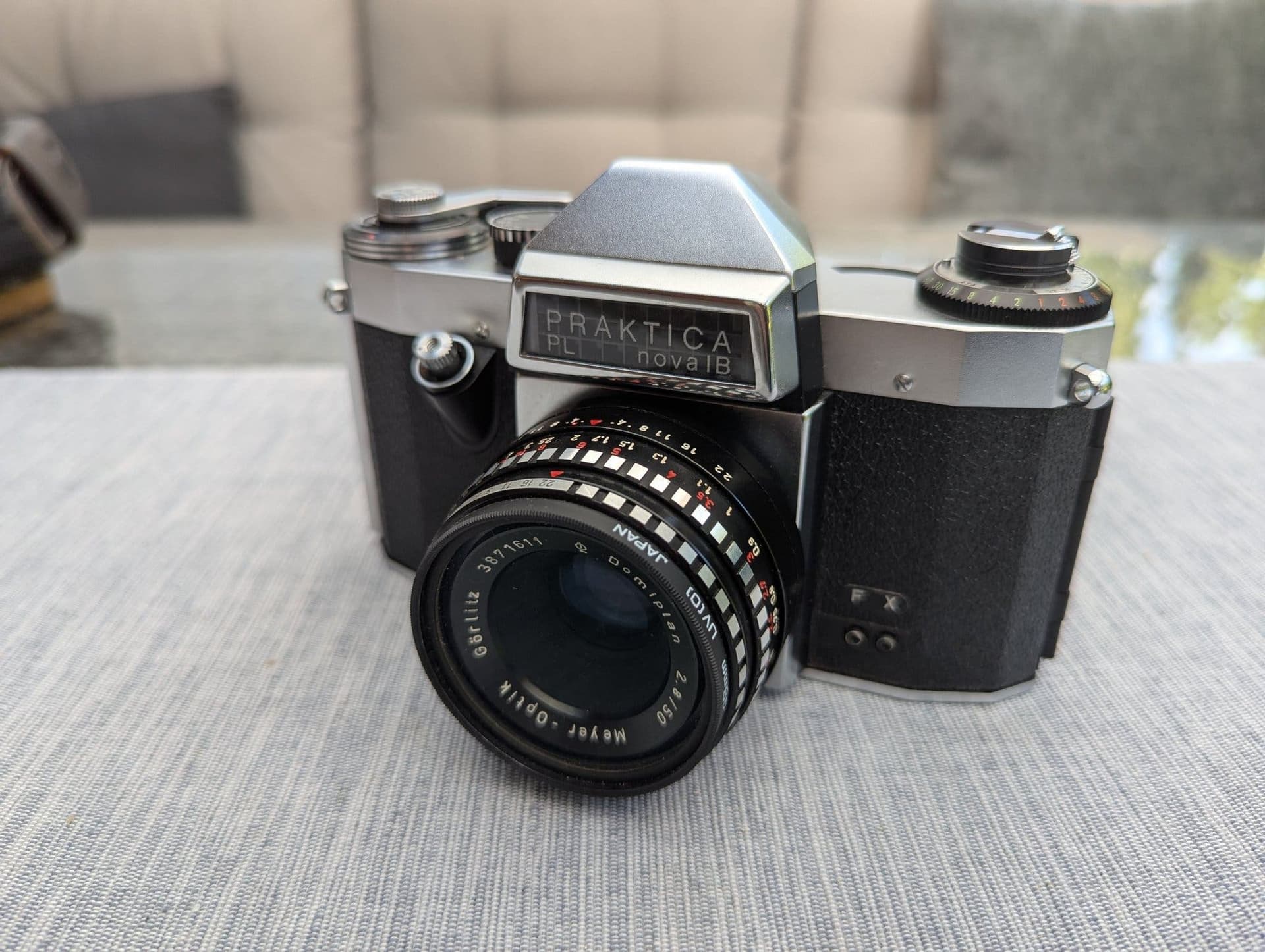 Klassisk analog Praktica PL nova IB med blixt, filter & motljusskydd