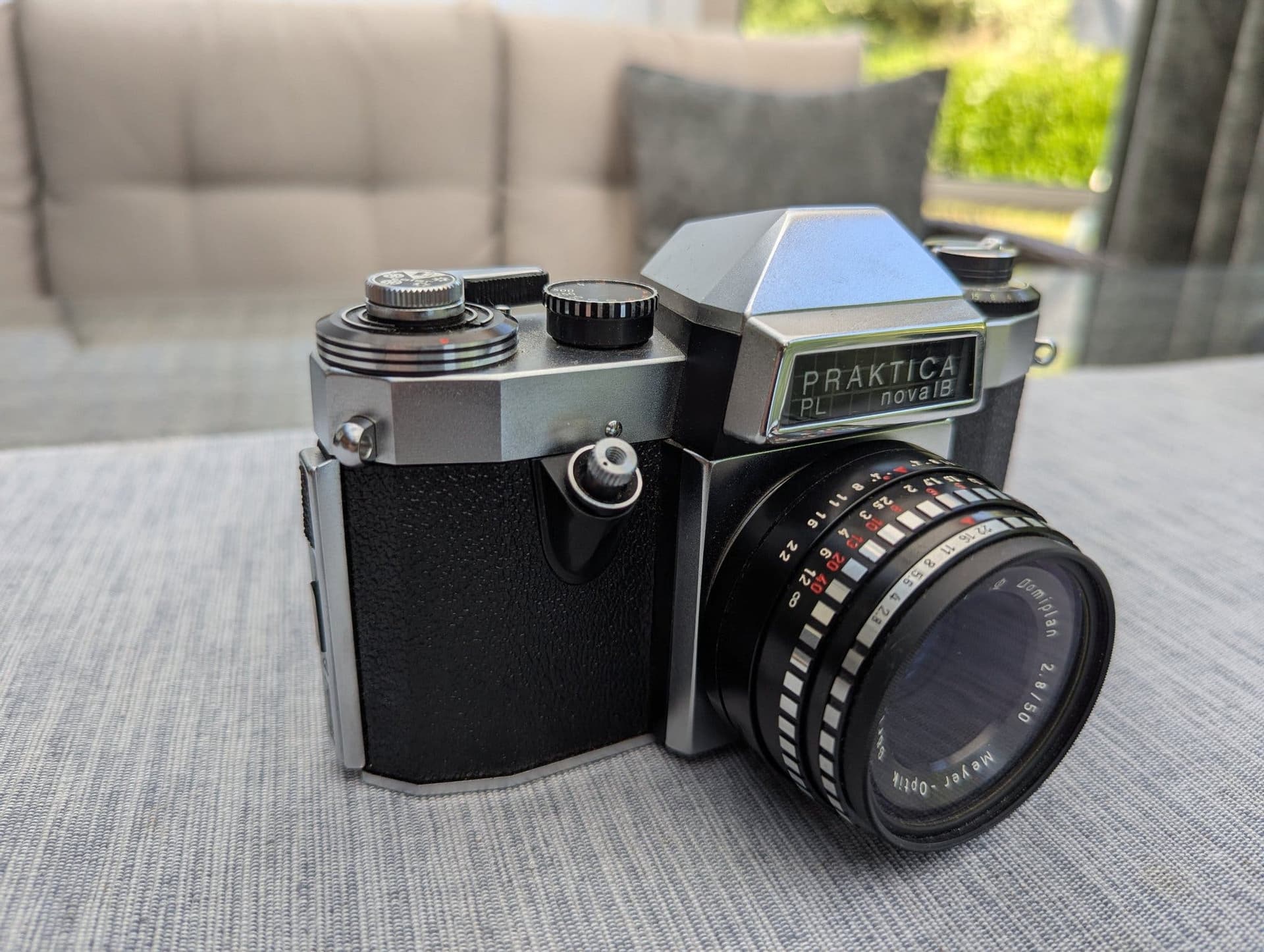 Klassisk analog Praktica PL nova IB med blixt, filter & motljusskydd