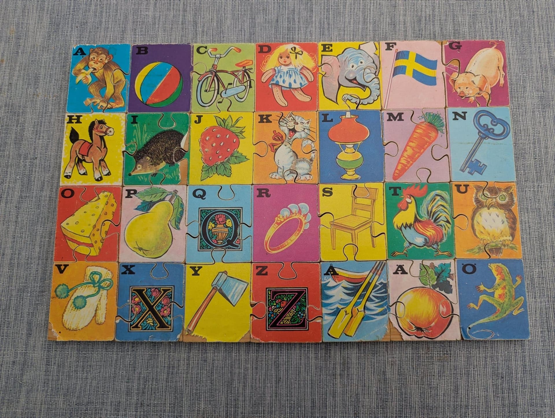 Vintage ABC-träpussel i retrostil