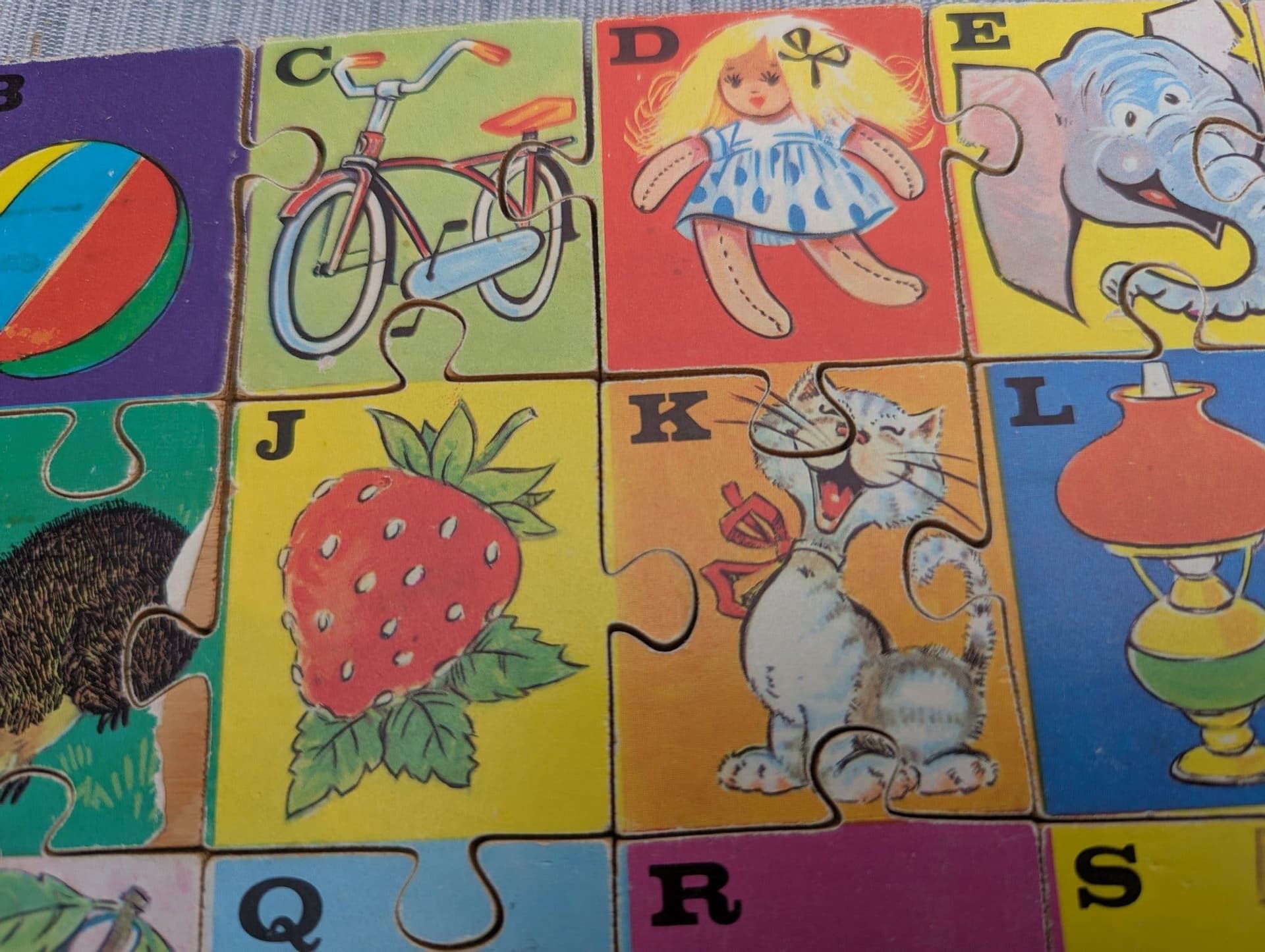 Vintage ABC-träpussel i retrostil