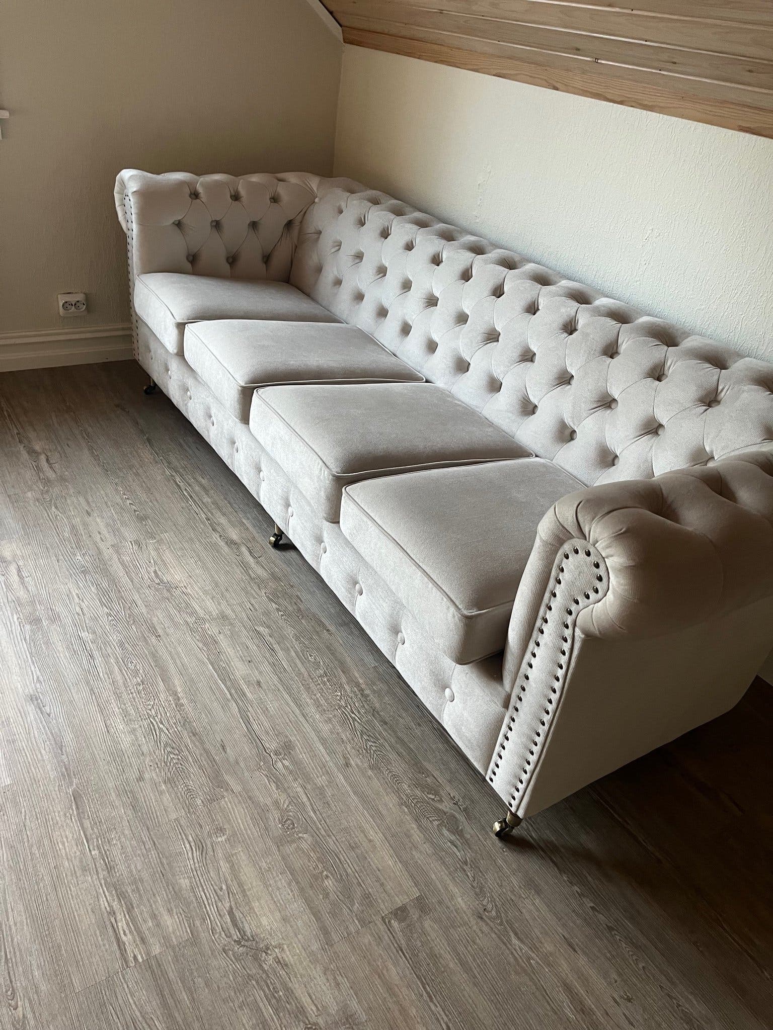 Chesterfield soffgrupp i beige tyg