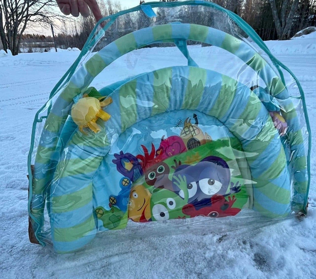 Babygym med lekbågar och leksaker pris 1000kr