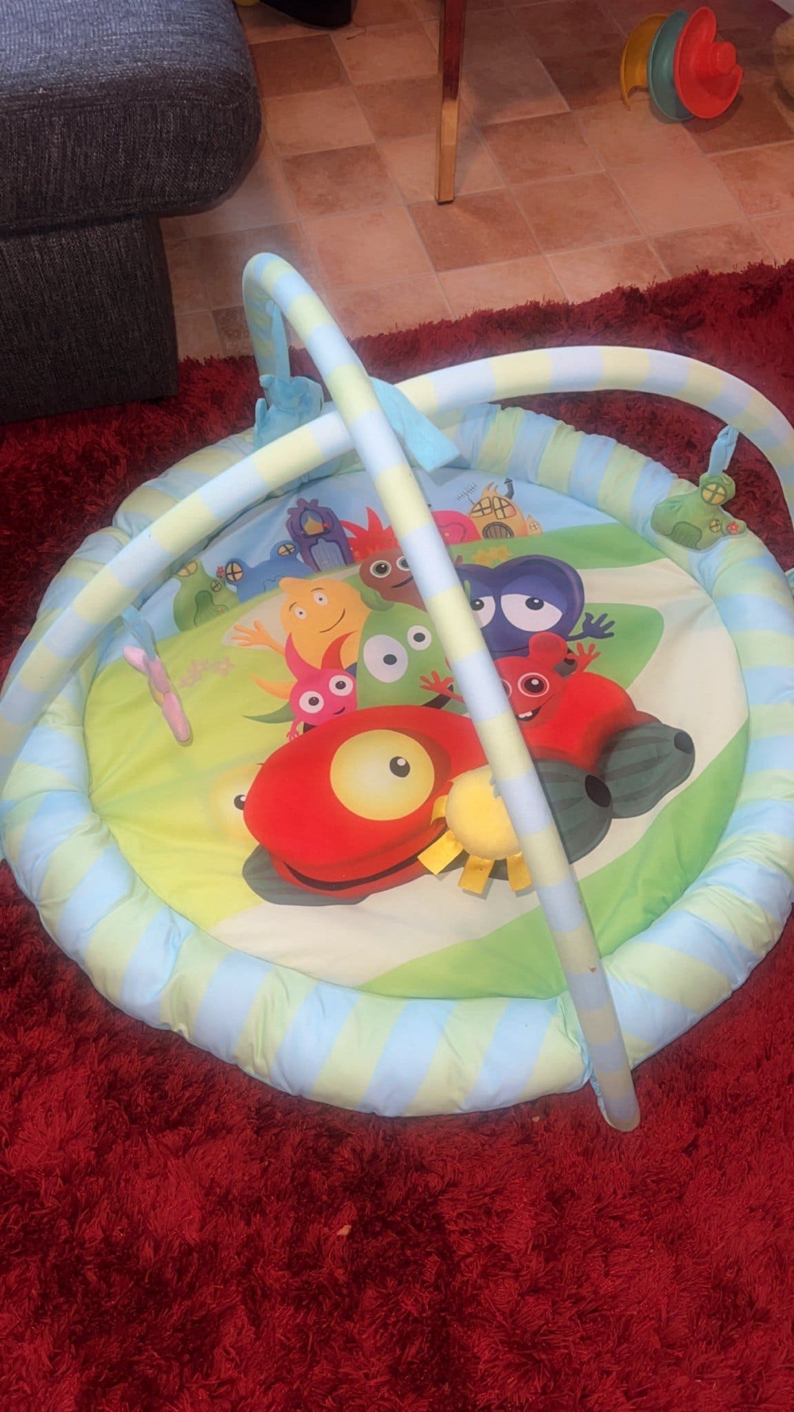 Babygym med lekbågar och leksaker pris 1000kr