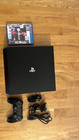 Sony Playstation 4 Pro med handkontroll och FIFA 21