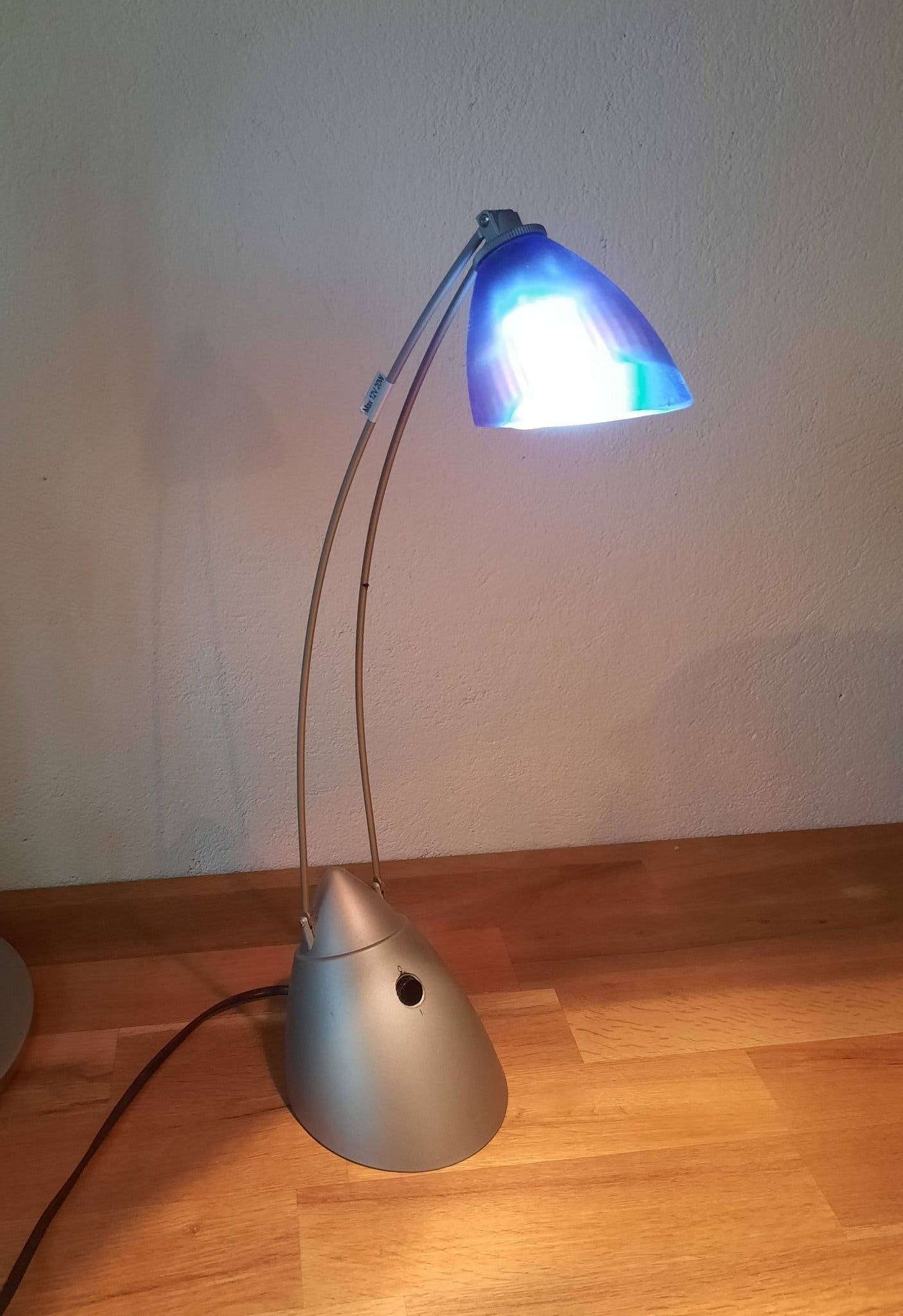 Skrivbordslampa med blå skärm