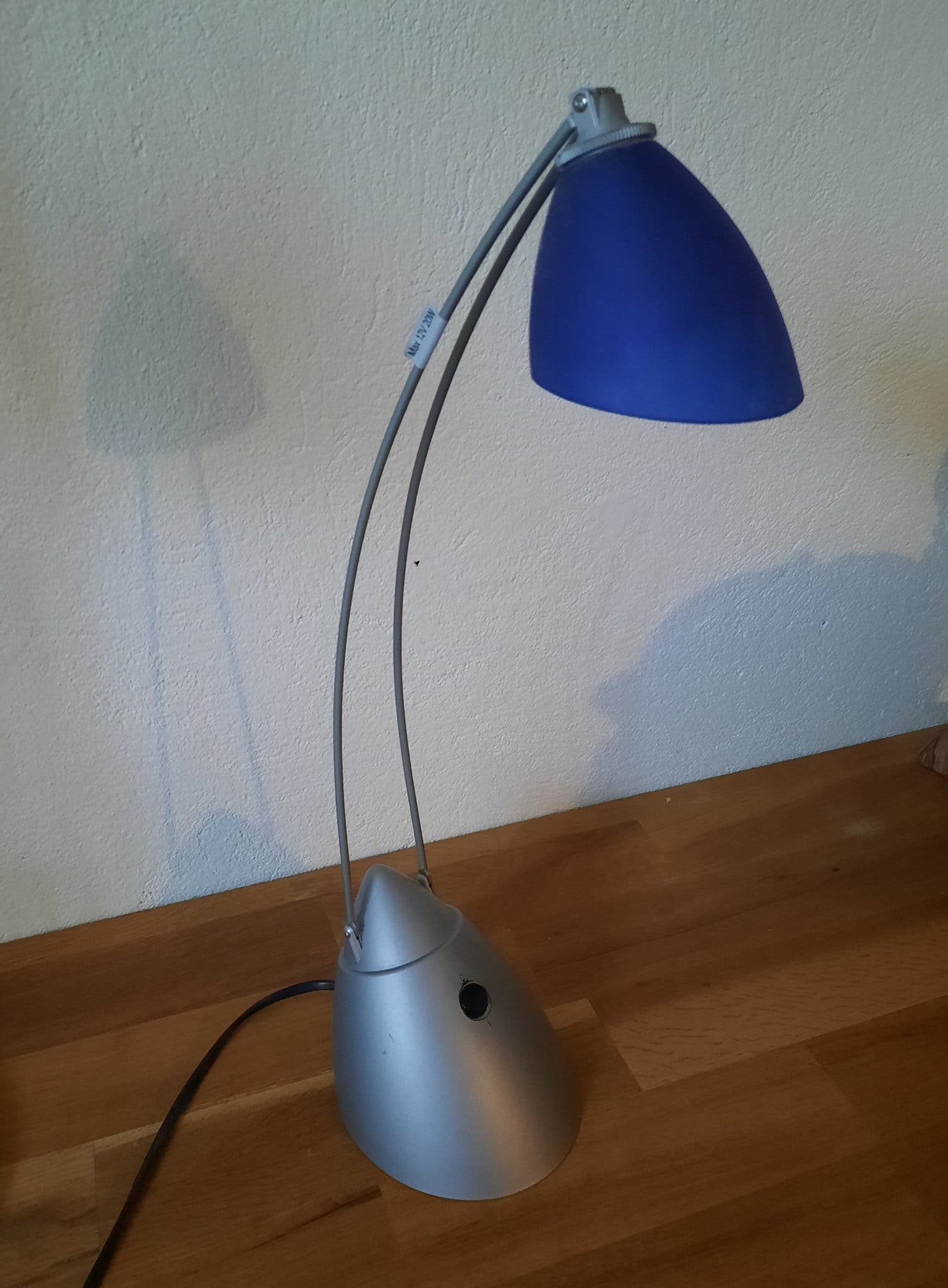 Skrivbordslampa med blå skärm
