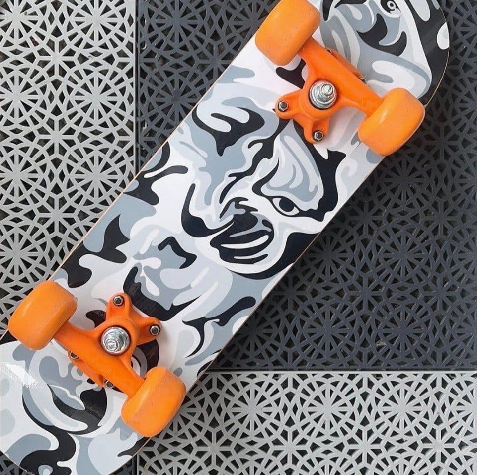 Skateboard med tigermotiv och Orange hjul