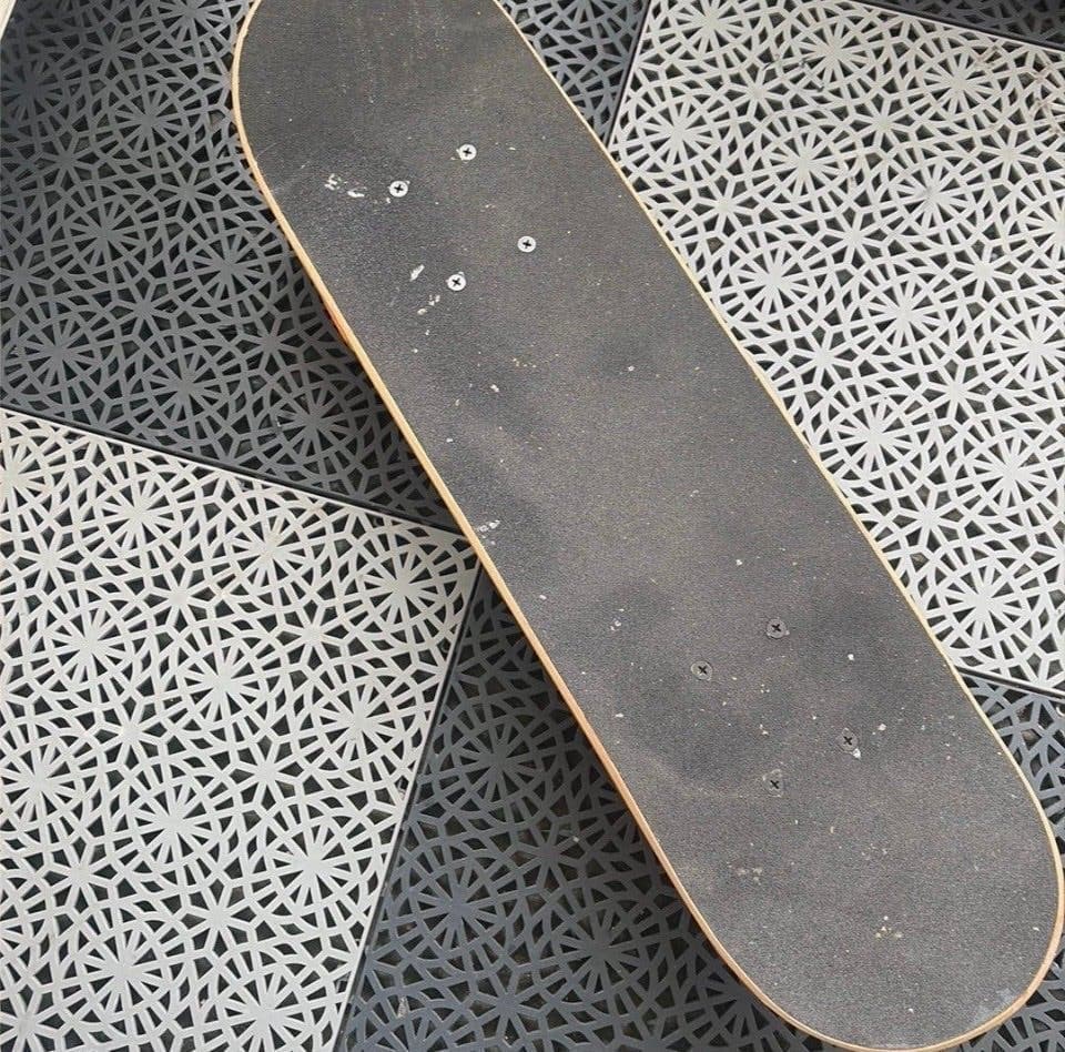 Skateboard med tigermotiv och Orange hjul