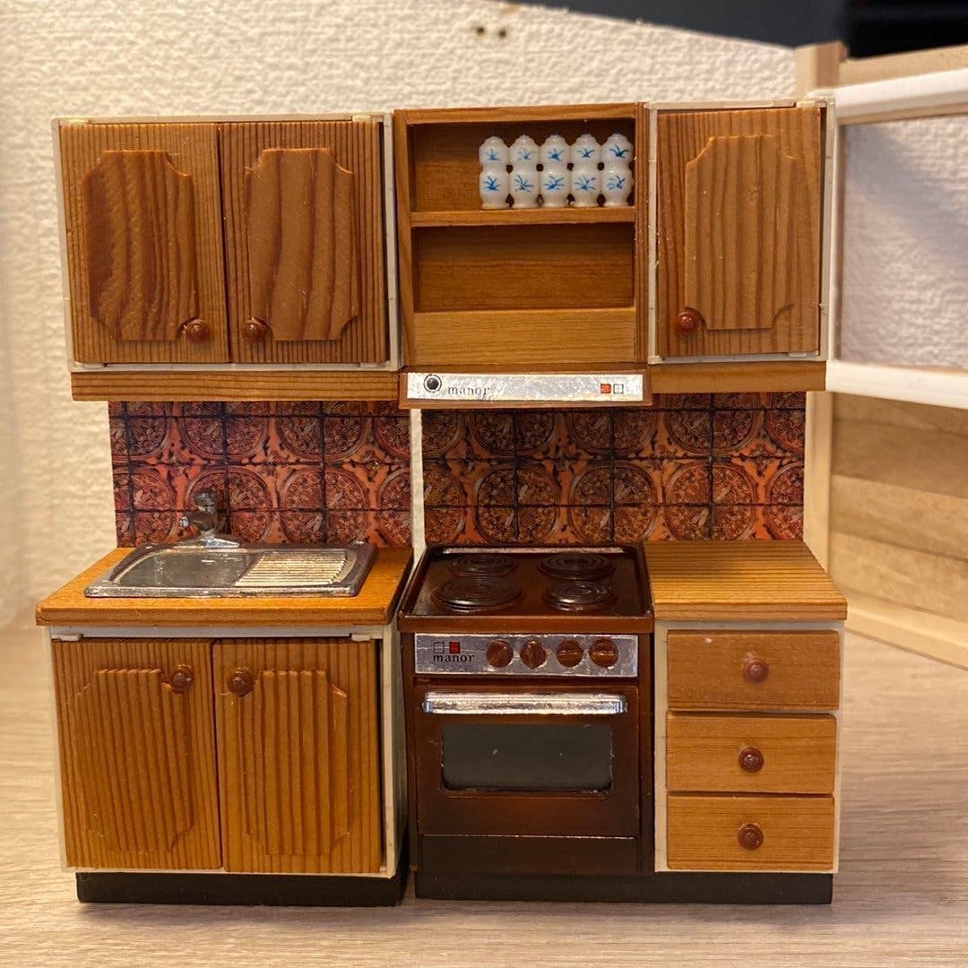 Dockskåpsmöbler köksdelar med spis och diskho till Lundby dockskåp