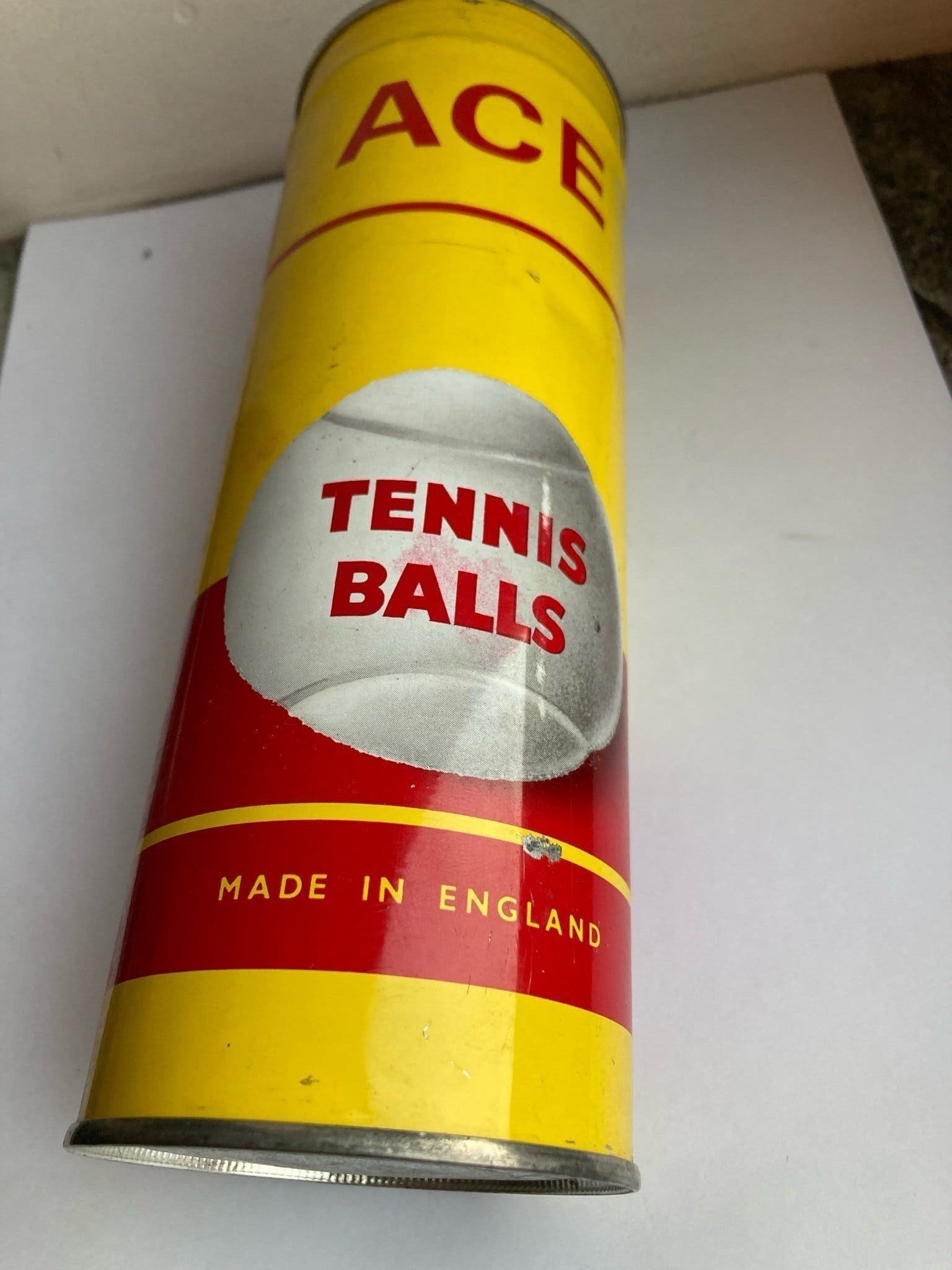 Vintage ACE vita tennisbollar i oöppnat rör