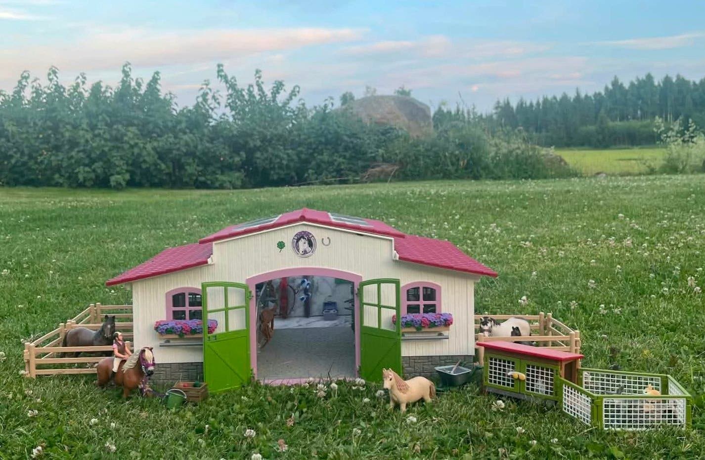 Schleich Horse Club Häststall med hästar och många tillbehör